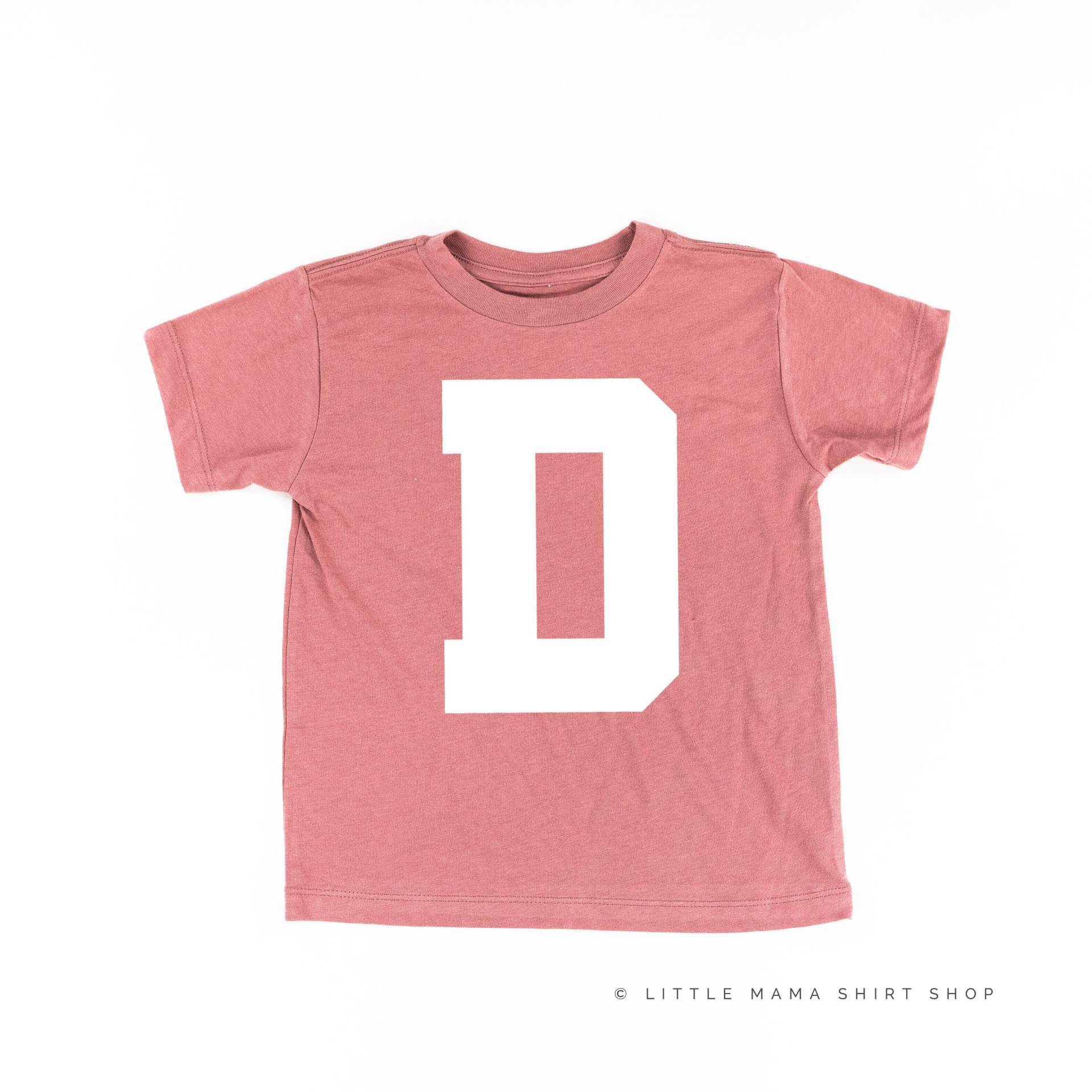 Varsity Initial "D" - Kurzarm Kinderhemd | Zurück in Die Schule Schulhemden Kid Graphic Tees Shirts Für Kinder Back To School von LittleMamaShirtShop