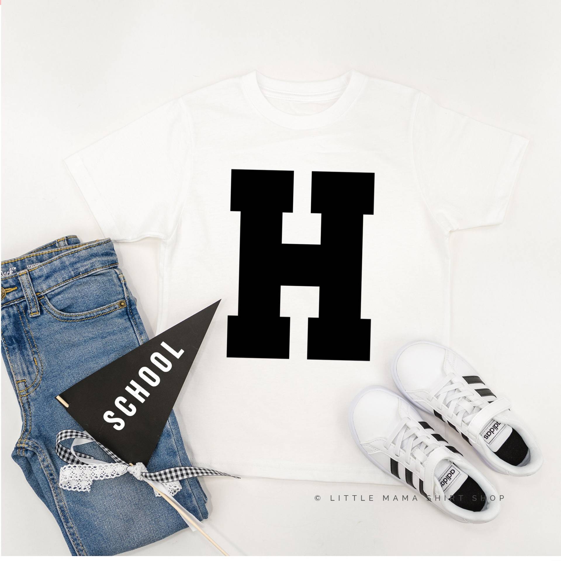 Varsity Initial "H" - Kurzarm Kinderhemd | Zurück in Die Schule Schulhemden Kid Graphic Tees T-Shirts Für Kinder Back To School von LittleMamaShirtShop