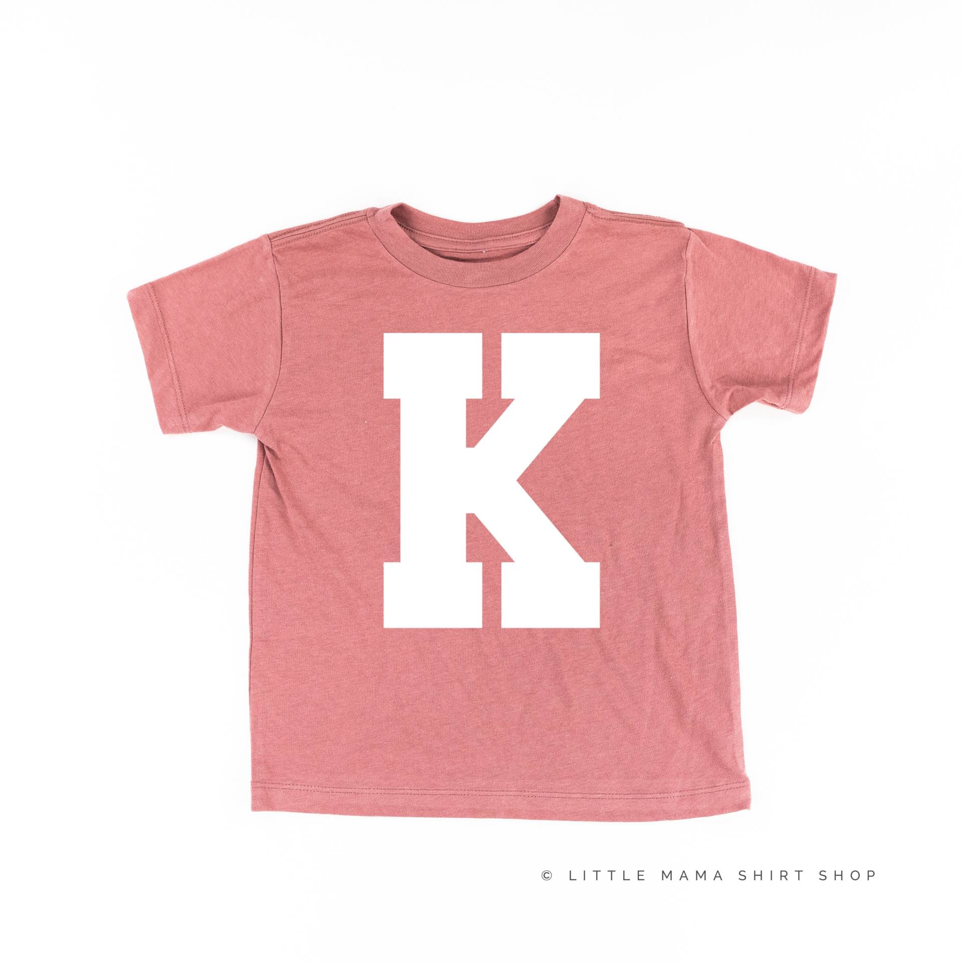 Varsity Initial "K" - Kurzarm Kinderhemd | Zurück in Die Schule Kinder Shirts Schulhemden Kid Graphic Tees Back To School von LittleMamaShirtShop