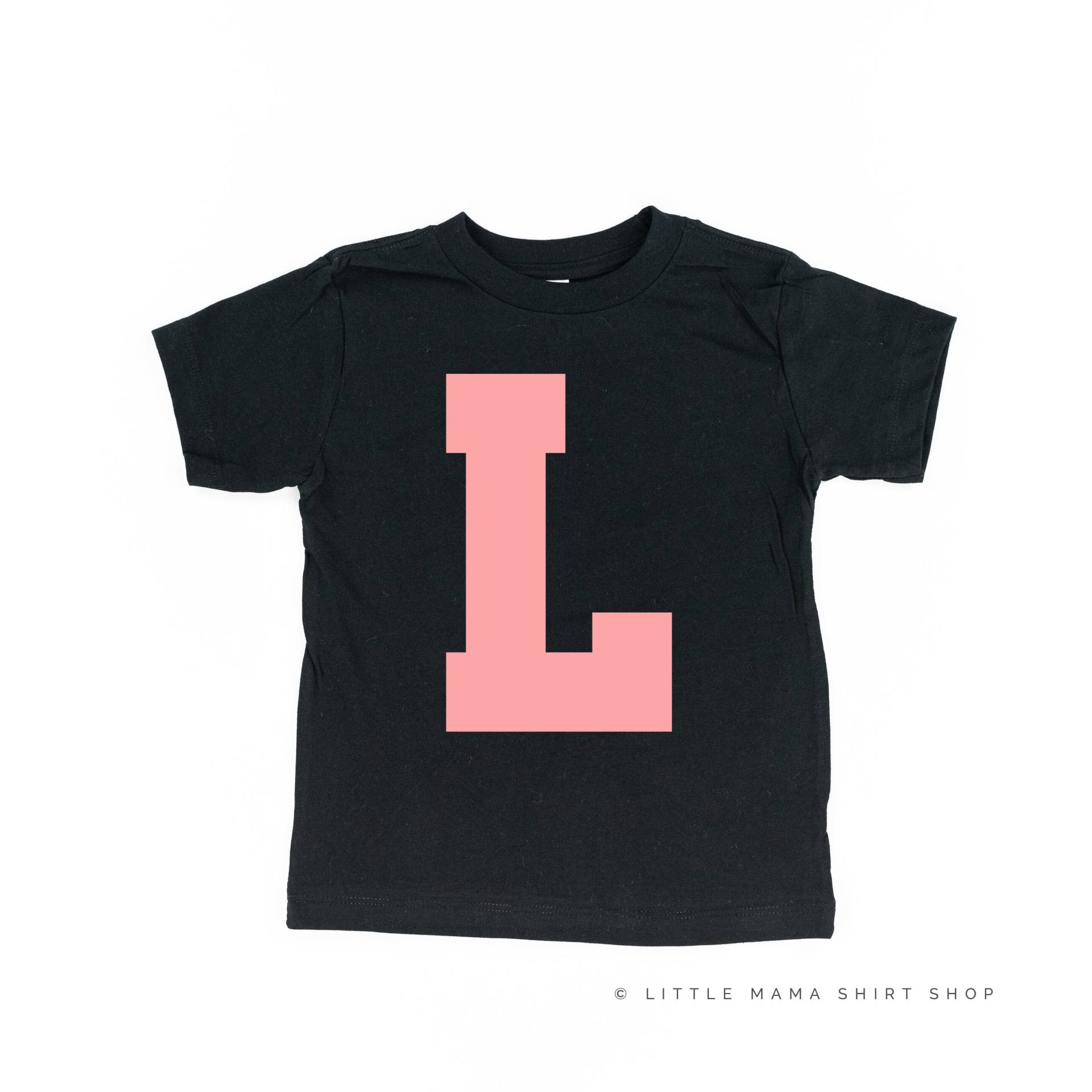Varsity Initial "L" - Kurzarm Kinderhemd | Zurück in Die Schule Schulhemden Kid Graphic Tees T-Shirts Für Kinder Back To School von LittleMamaShirtShop