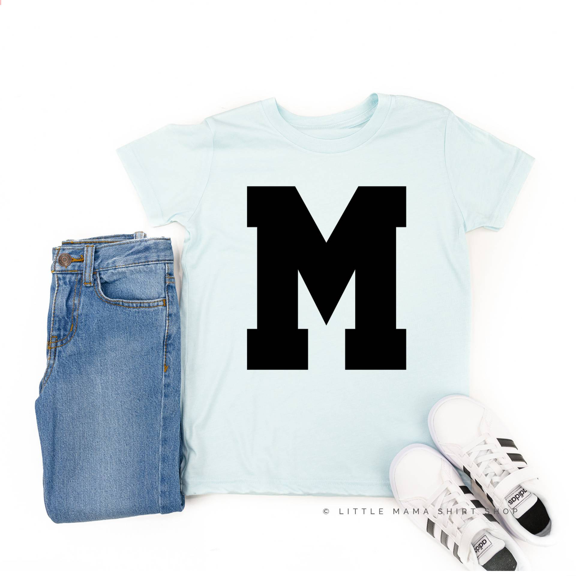 Varsity Initial "M" - Kurzarm Kinderhemd | Zurück in Die Schule Kinder Shirts Schulhemden Kid Graphic Tees Monogramm Shirt von LittleMamaShirtShop