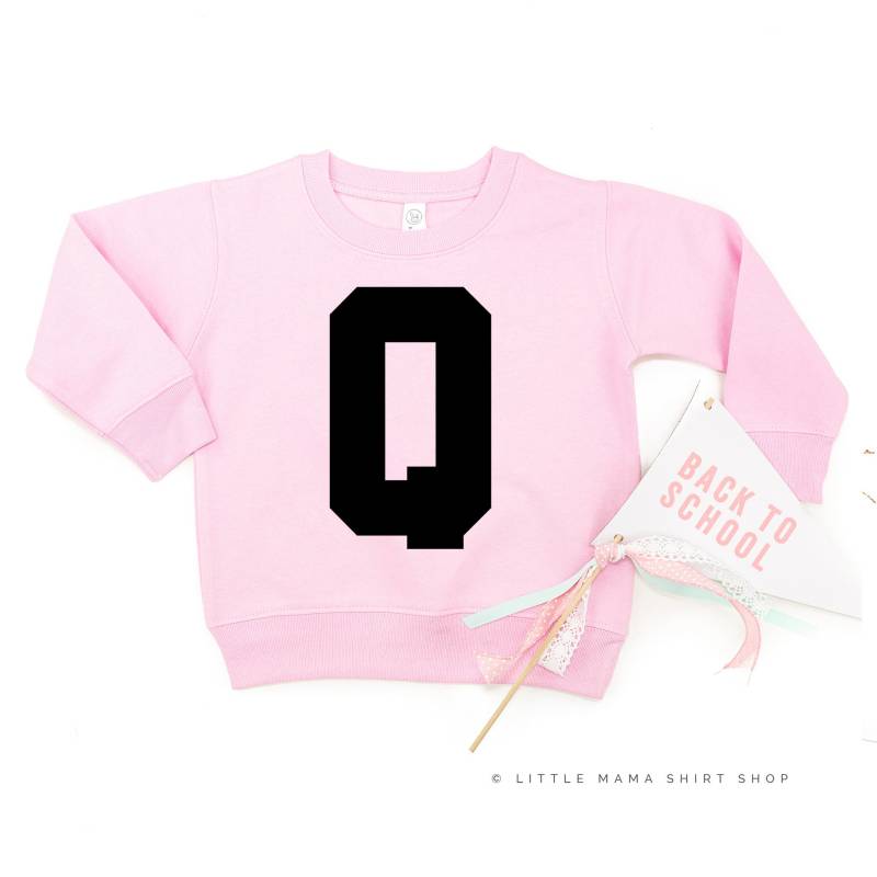 Varsity Initial "Q" - Kinder Pullover | Für Zurück Zu Schulpullover Gute Vibes von LittleMamaShirtShop