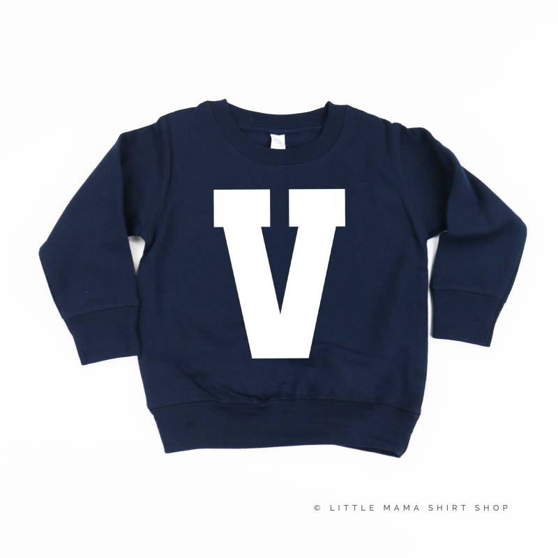 Varsity Initial "V" - Kinder Pullover | Für Zurück Zu Schulpullover Gute Vibes von LittleMamaShirtShop