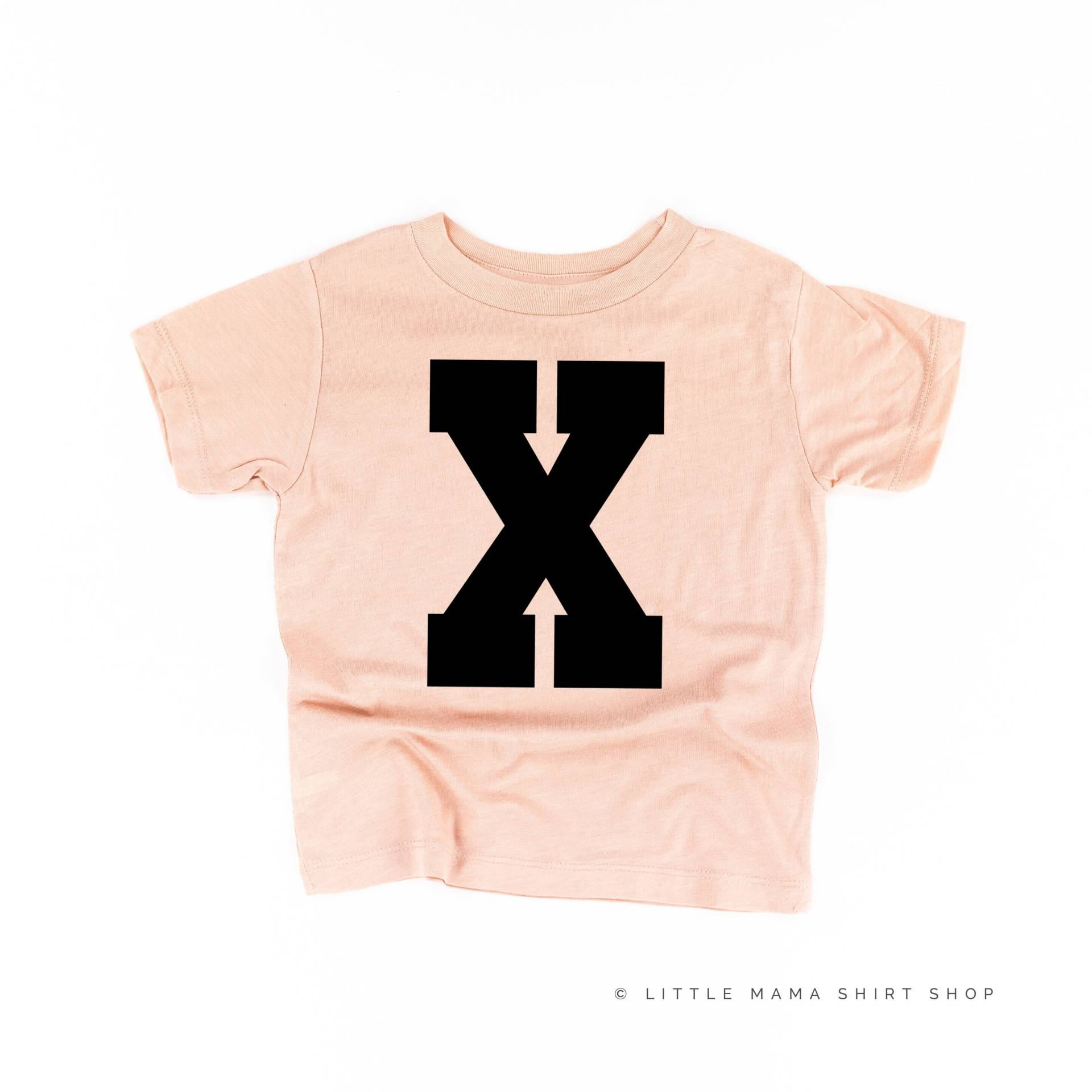 Varsity Initial "x" - Kurzarm Kinderhemd | Zurück in Die Schule Schulhemden Kid Graphic Tees Shirts Für Kinder Back To School von LittleMamaShirtShop