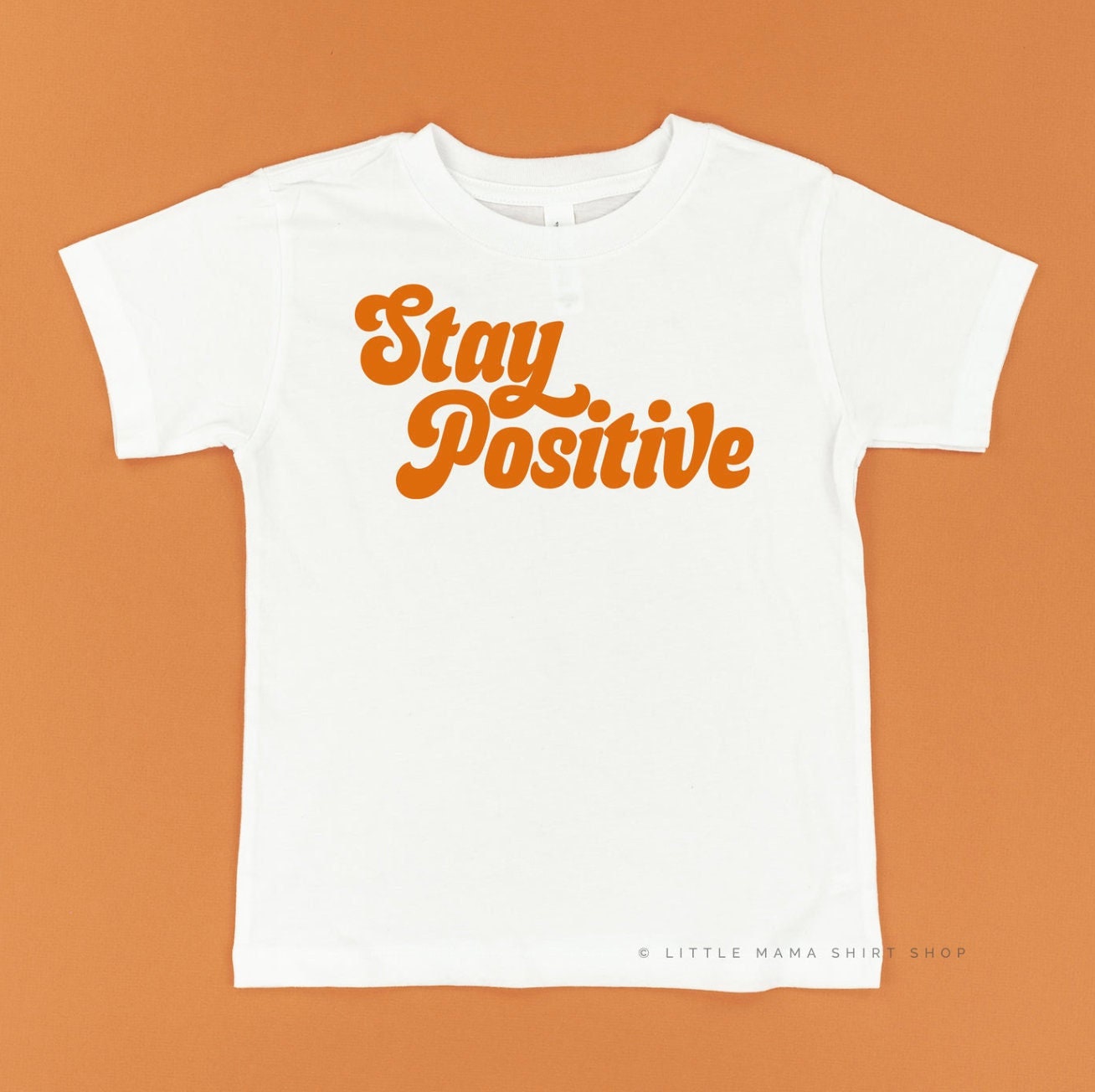 stay Positive - Retro Kurzarm Kinder Shirt | T-Shirts Herbst Shirts Kid Graphic Tees Für Vibes von LittleMamaShirtShop