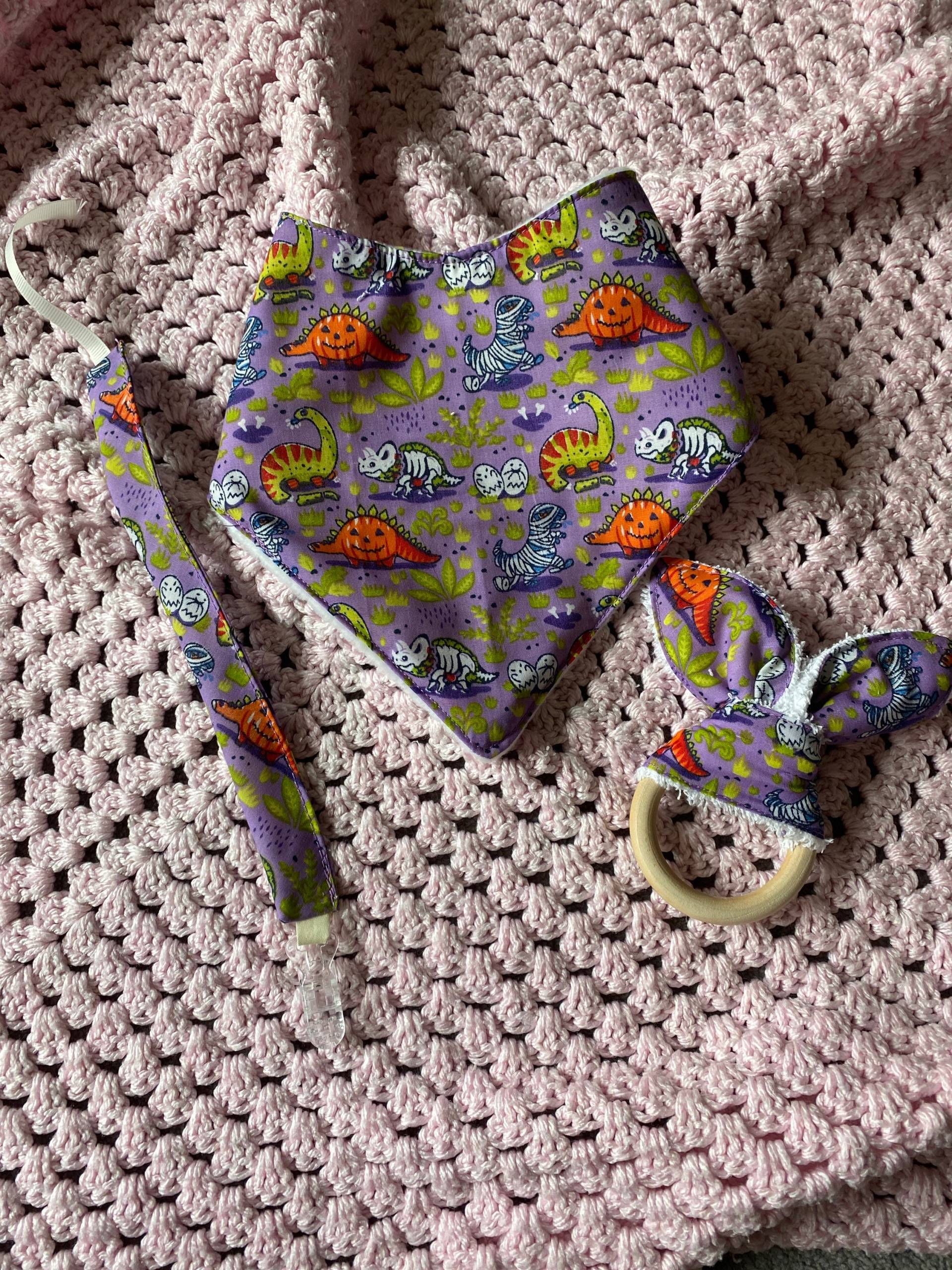 Baby Dribbel Lätzchen Geschenk Set, Beißring Und Schnuller Clip Set in Lila Halloween Stoff - Handgemacht Unisex Mädchen/Junge von LittleMartins19