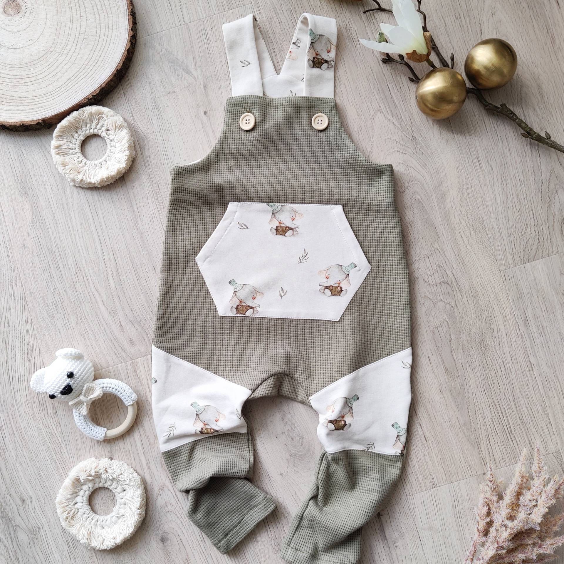 Baby Latzhose Elefanten Waffel Jersey Baby Latzhose Elefanten Waffel Jersey von LittleMaxi