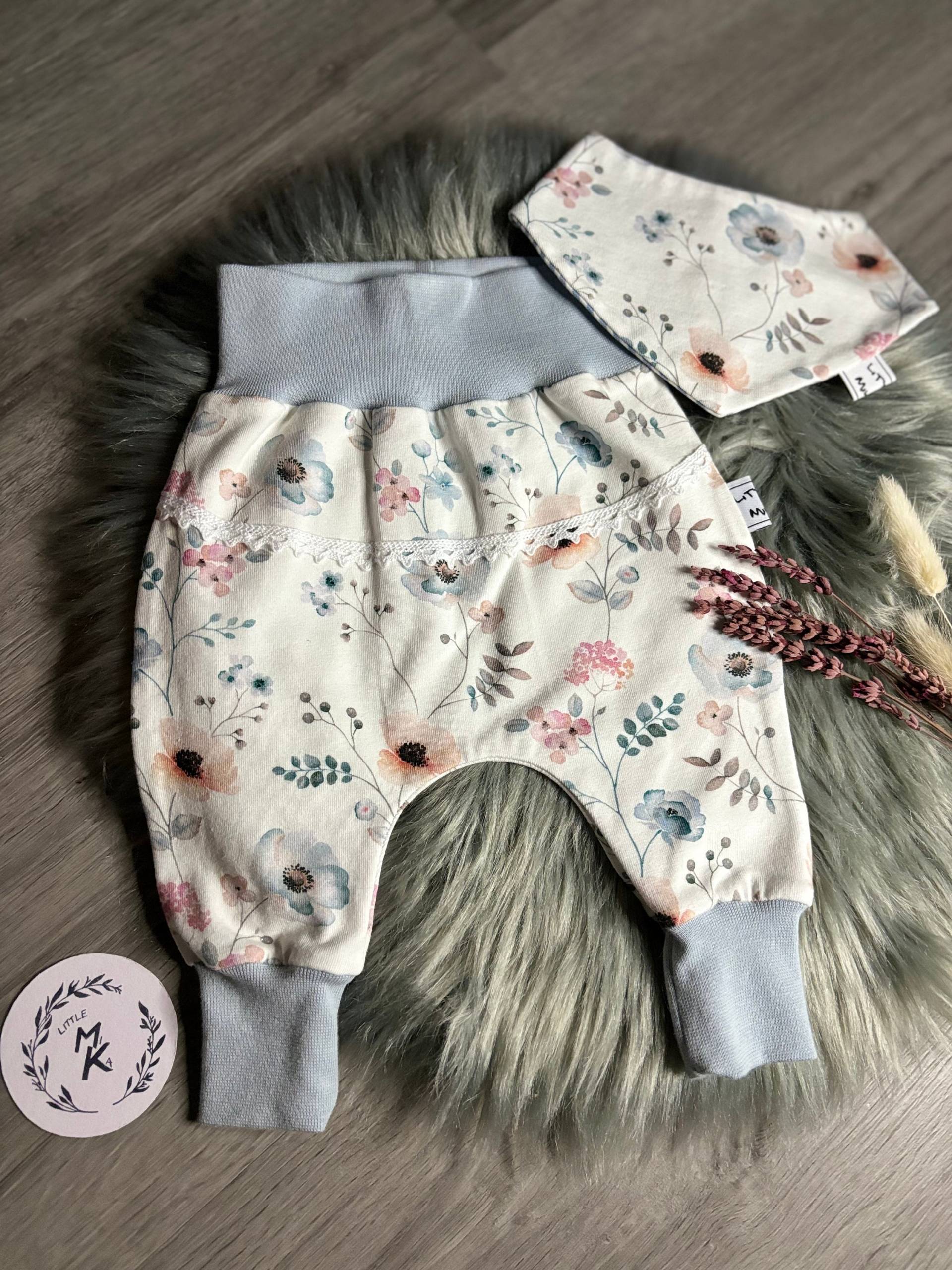 Set Pumphose+Halstuch Gr. 56Jersey Floralhäckelborte Set Pumphose+Halstuch Gr. 56Jersey Floralhäckelborte von LittleMiKaShop