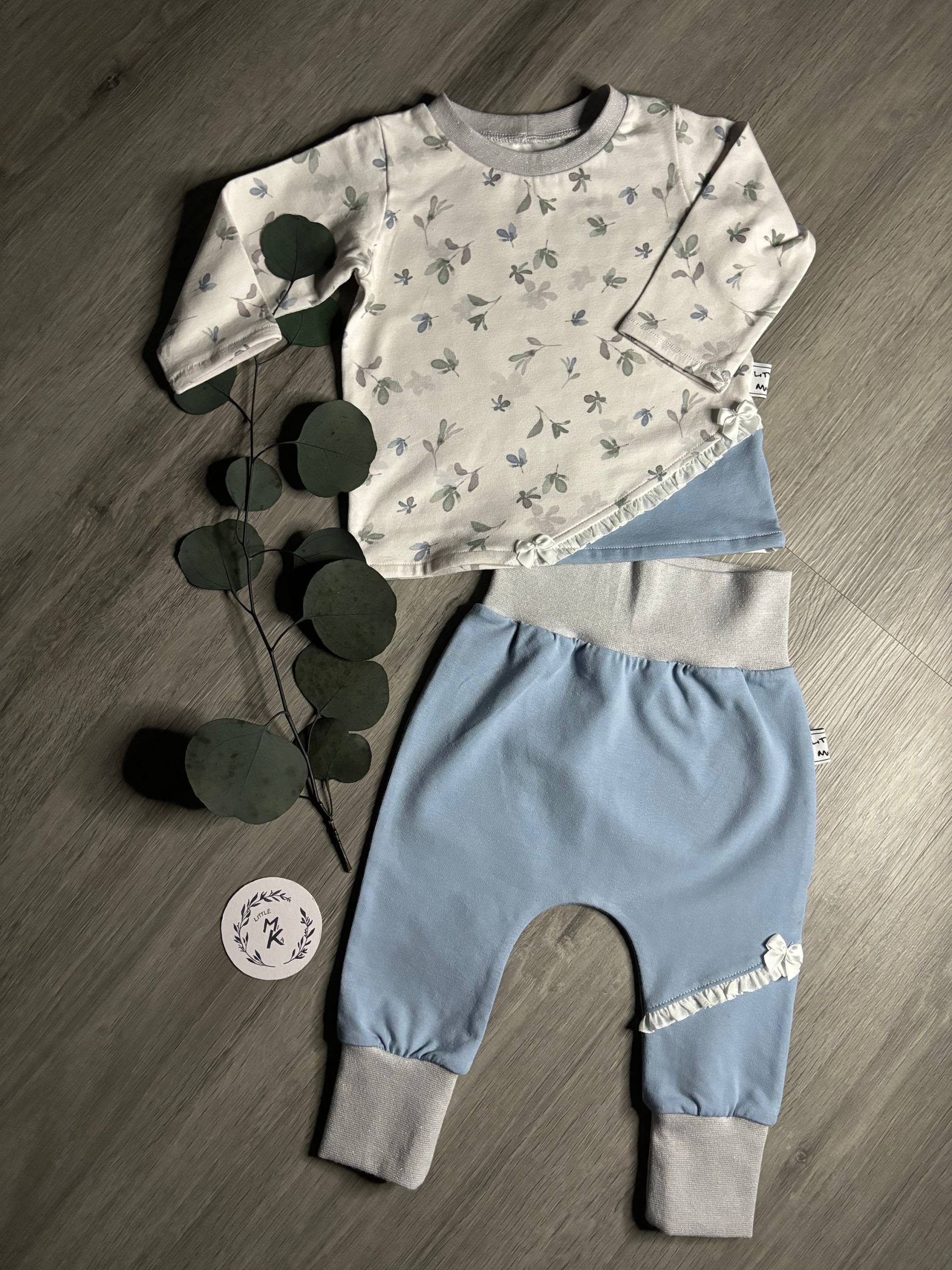 Set Pumphose+Shirt Größe 68 Blau, Weiß, Grau Borte, Schleife Set Pumphose+Shirt Größe 68 Blau, Weiß, Grau Borte, Schleife von LittleMiKaShop