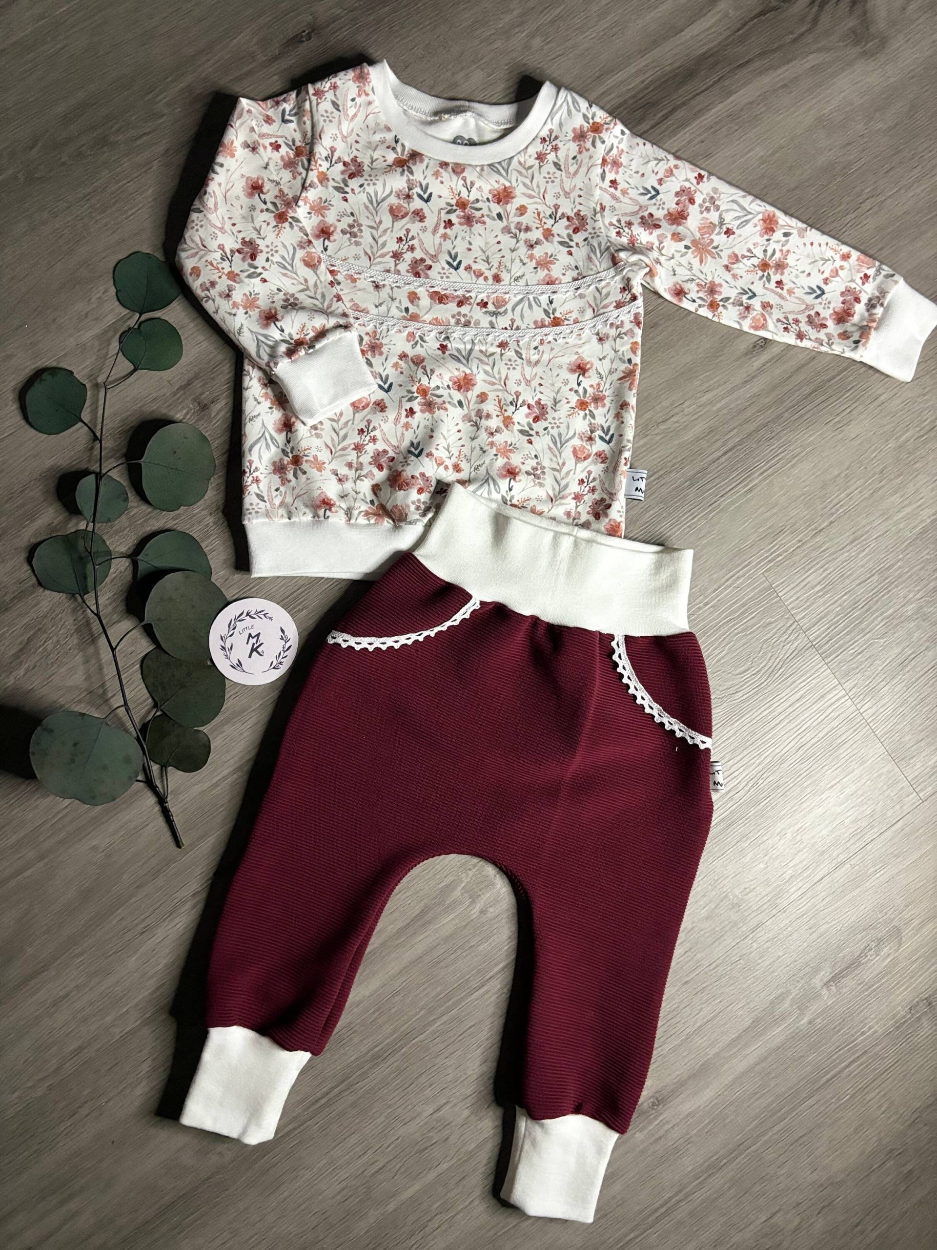 Set Pumphose+Shirtgröße 80Jersey Creme-Floralrippjersey Bordeauxhäckelborte Weiß Set Pumphose+Shirtgröße 80Jersey Creme-Floralrippjersey Bordeauxhäckelborte Weiß von LittleMiKaShop