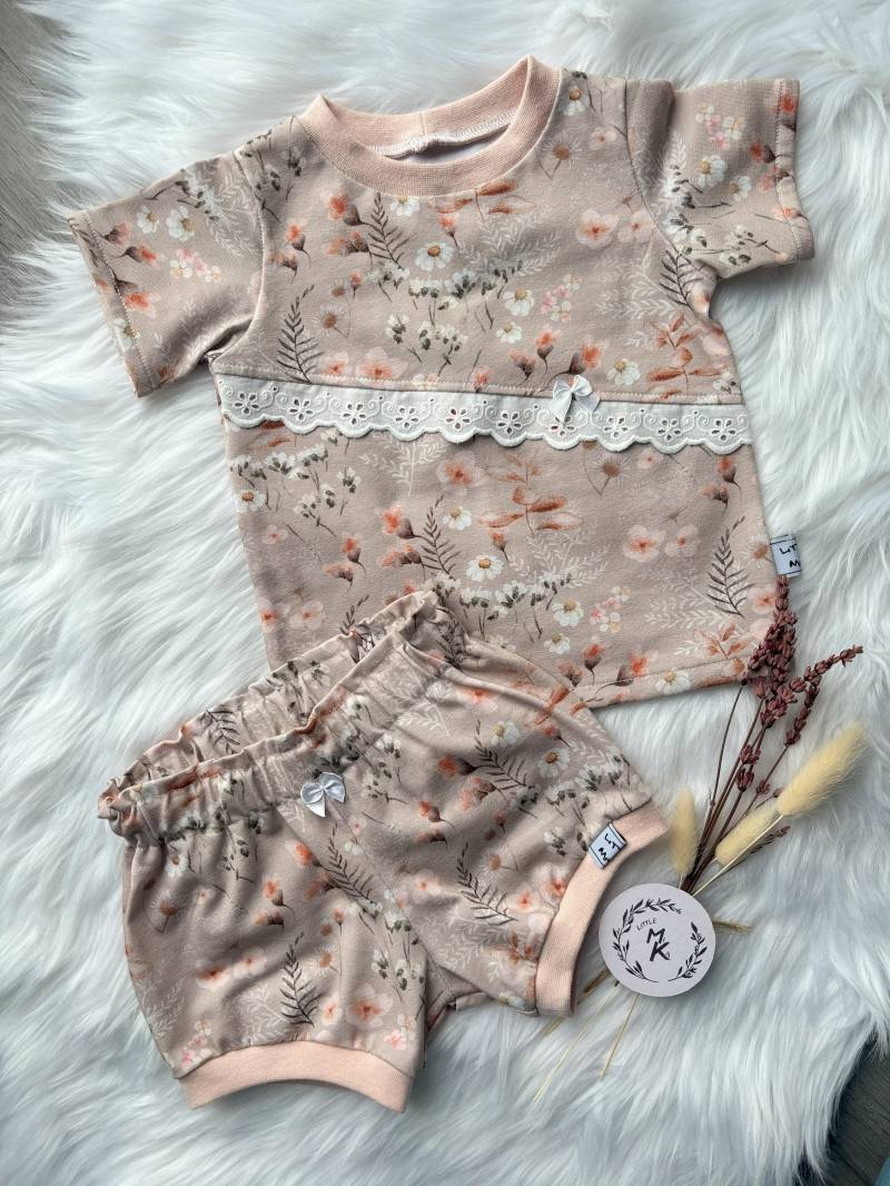 Set T-Shirt + Shortsgr.74Jerseyflowers Set T-Shirt + Shortsgr.74Jerseyflowers von LittleMiKaShop