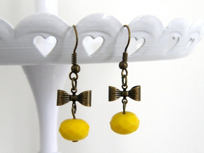 Gelb Glasohrringe Mit Zierliche Antike Messingbogen, Kitsch, Wunderlich, , Schwester Freundgeschenk Gelb Glasohrringe Mit Zierliche Antike Messingbogen, Kitsch, Wunderlich, , Schwester Freundgeschenk von LittleMissJDesigns