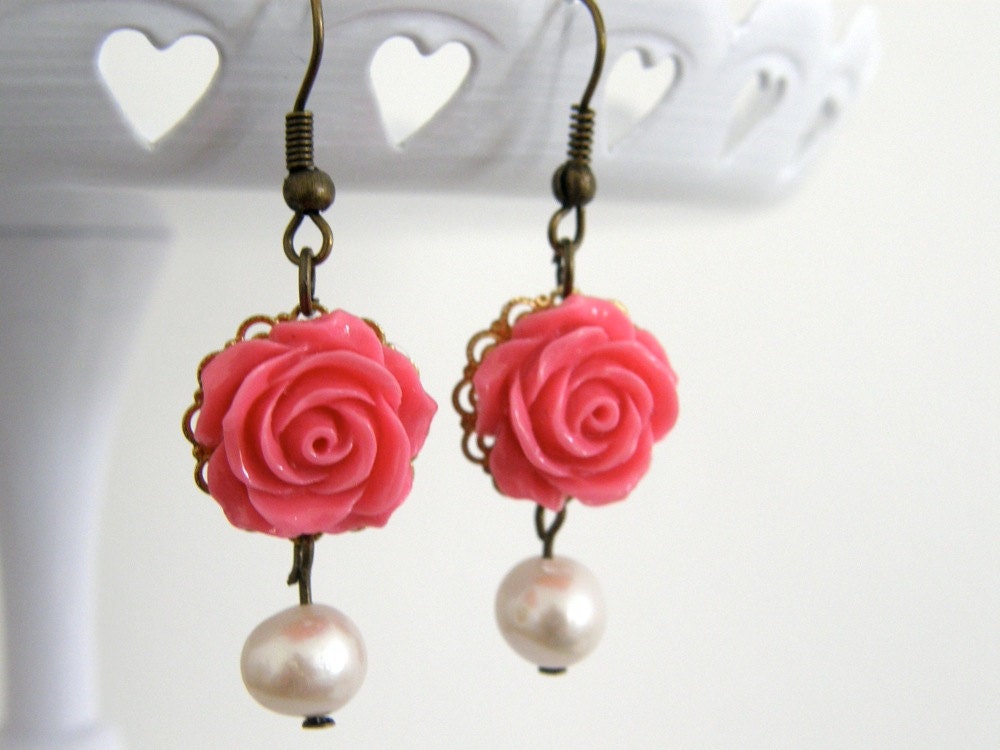 Rosa Rose Blume Cabochon & Weiß Süßwasser Perle Baumeln Ohrringe, Brautjungfer Geschenke, Schwester Geschenk Rosa Rose Blume Cabochon & Weiß Süßwasser Perle Baumeln Ohrringe, Brautjungfer Geschenke, Schwester Geschenk von LittleMissJDesigns