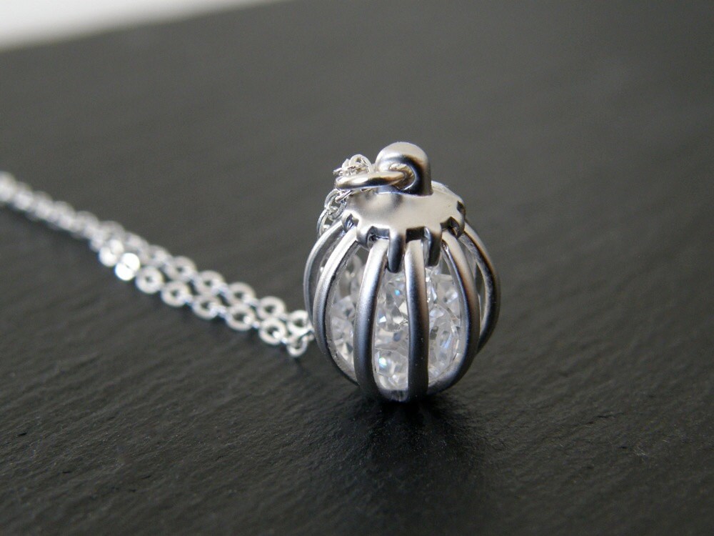 Silber Crystal Ball Vogelkäfig Anhänger Halskette, Brautjungferngeschenk, Geburtstagsgeschenk, Geschenk Für Freund, Modern, Einfach, Jeden Tag Silber Crystal Ball Vogelkäfig Anhänger Halskette, Brautjungferngeschenk, Geburtstagsgeschenk, Geschenk Für Freund, Modern, Einfach, Jeden Tag von LittleMissJDesigns