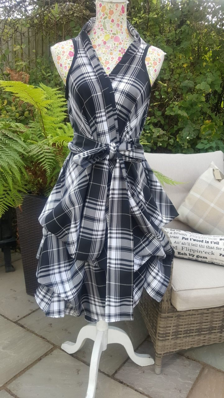 Handgemachte Schwarz Und Weiß Wickeln Kleid von LittleMissMuffitShop