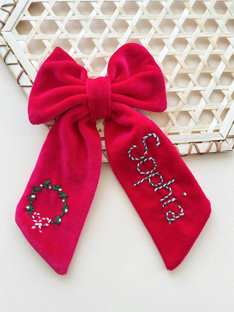 Schleife Aus Samt Mit Namen Und Weihnachts-Motiv in Rot Personalisierung Schleife Aus Samt Mit Namen Und Weihnachts-Motiv in Rot Personalisierung von LittleMissSophia20