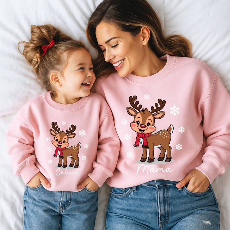 Familien Weihnachts Sweatshirt Mit Rentier & Namen - Personalisierter Familienpulli Weihnachtsoutfit Für Familie Xmas Geschenkidee von LittleMonkeyShopDE