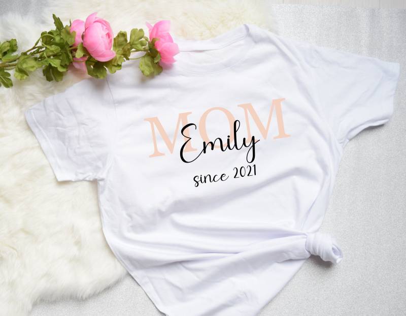 Personalisierter Mom Unisex T-Shirt Mama Shirt Kurzarm Mutterschaft Tshirt Muttertag Geschenk Outfit Uberaschung Mutter Top Baby Name von LittleMonkeyShopDE