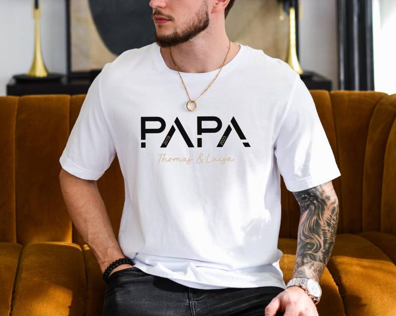 stolzer Papa T-Shirt Personalisiertes Geschenk Mit Namen & Geburtsjahr Der Kinder.perfektes Vatertagsgeschenkpersonalisiertes Geschenk von LittleMonkeyShopDE
