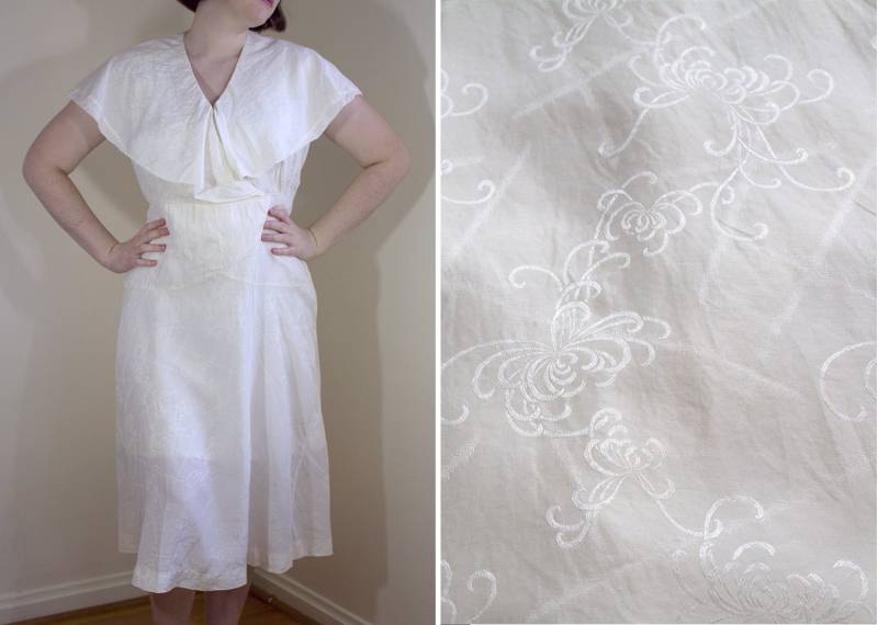 1930Er Jahre Creme Seidenkleid Mit Angehängten Cape/Medium 1930Er Jahre Creme Seidenkleid Mit Angehängten Cape/Medium von LittleMoodVintage