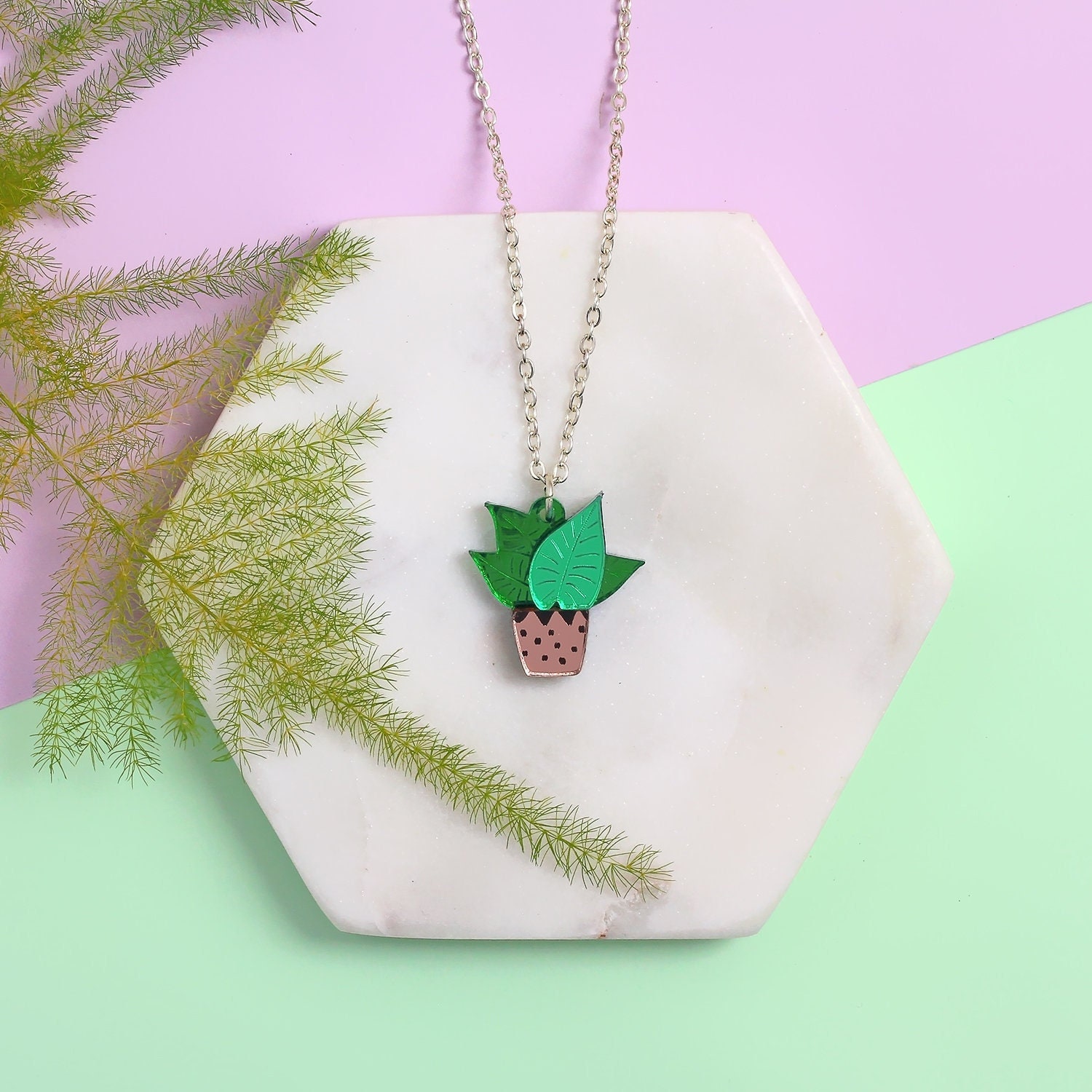Haus Pflanzen Charm Kette | Pflanzenliebhaber Plexiglas Kleine Handgemachte Acrylkette Lasercut Schmuck von LittleMooseJewellery