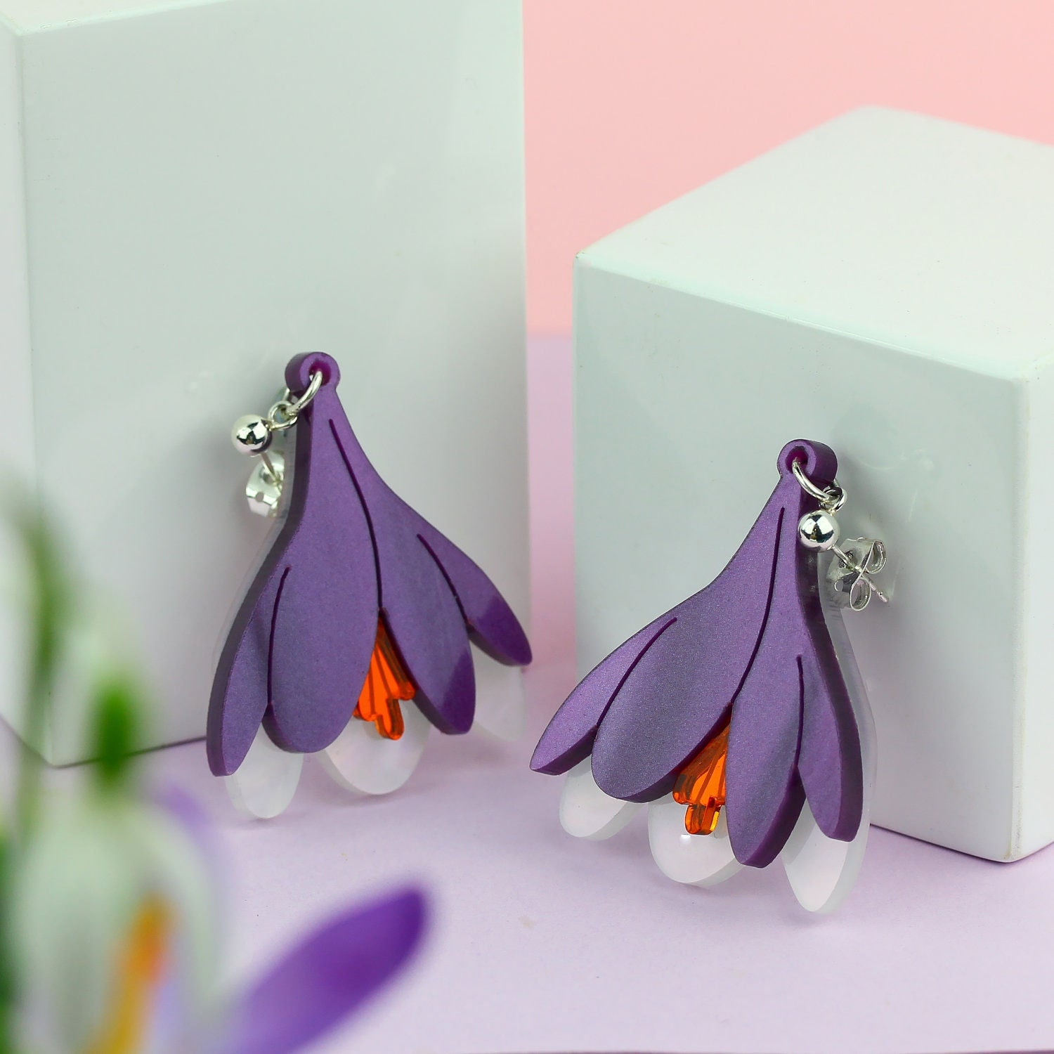 Krokus Ohrringe | Lila Plexiglas Handgemachter Krokusschmuck & Perlmutt Blumen Schmuck Geschenk Für Gärtnerin von LittleMooseJewellery