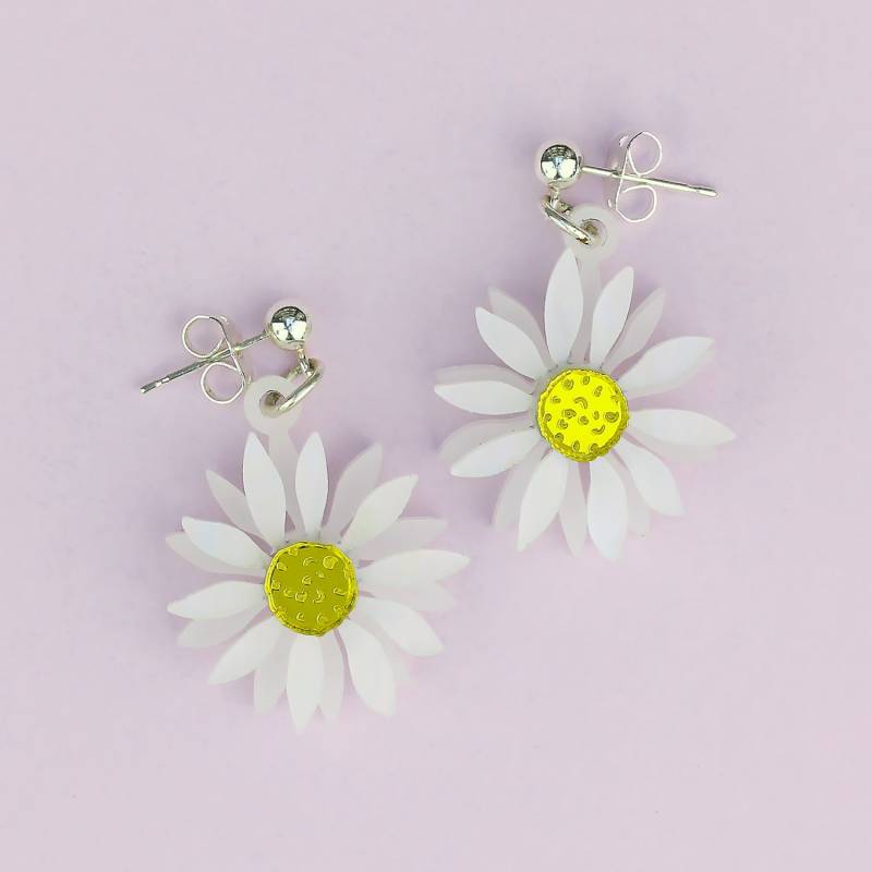 Perlmutt Gänseblümchen Ohrringe | Ohrringe| Witzige Handgemachte Blumen Pflanzenliebhaber Geschenk Für Gärtner Perlmutt Gänseblümchen Ohrringe | Ohrringe| Witzige Handgemachte Blumen Pflanzenliebhaber Geschenk Für Gärtner von LittleMooseJewellery