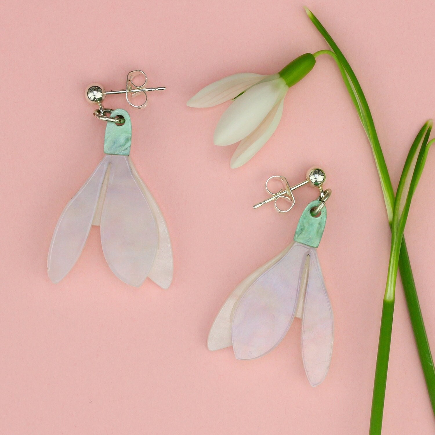 Perlmutt Schneeglöckchen Ohrringe | Weiße Blumenohrringe Handgefertigte Plexiglas Gärtner Schmuck Geschenk Schneetropfen von LittleMooseJewellery