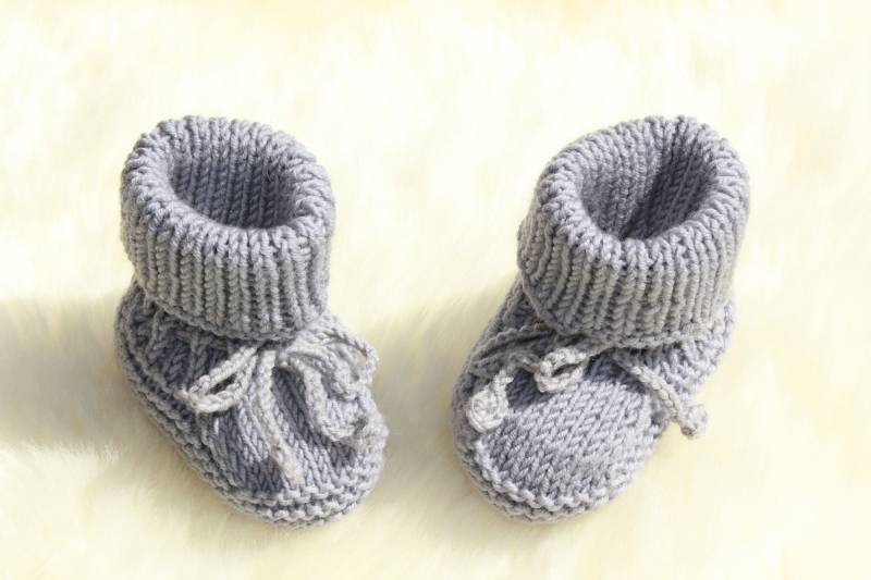 Handgestrickte Stay-On Baby Booties in Hellgrau Aus Reiner Merinowolle, Mehrere Farben, Bio-Baumwolle, Alpaka, Neugeborenen Schuhe von LittleNaturalKnits