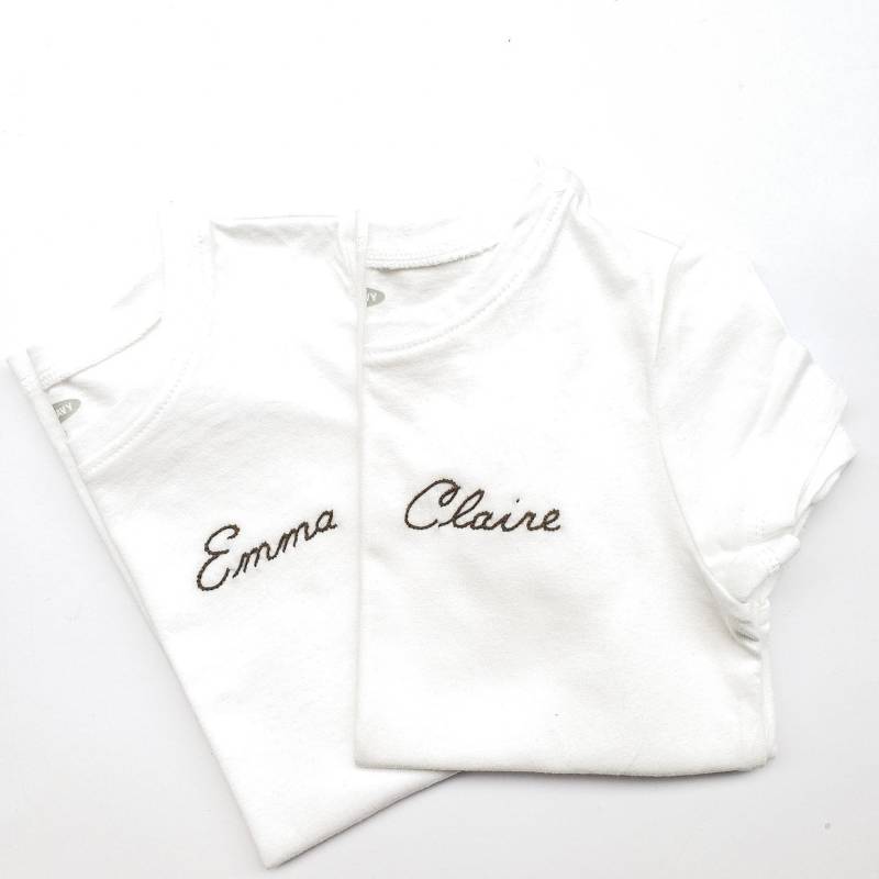 Hand Besticktes Namensshirt |Kleinkind || Weiße Hemden | Geburtstagsgeschenke Für Kleinkinder Erster Geburtstag Geschenkideen |Schwarze Shirts von LittleOlen