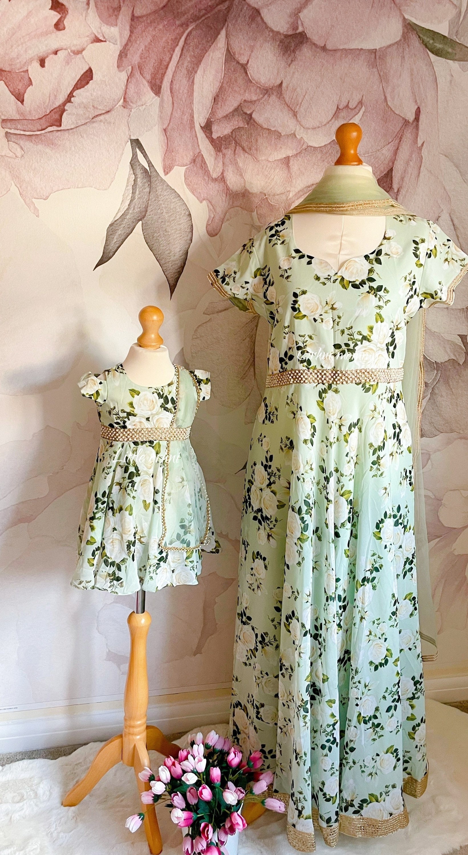 Mutter Tochter Anarkali Anzug in Pfefferminze | Kleid Combo Set Designer Floral Outfits Passendes Für Eid Mutter Tochter Anarkali Anzug in Pfefferminze | Kleid Combo Set Designer Floral Outfits Passendes Für Eid von LittleOrhni