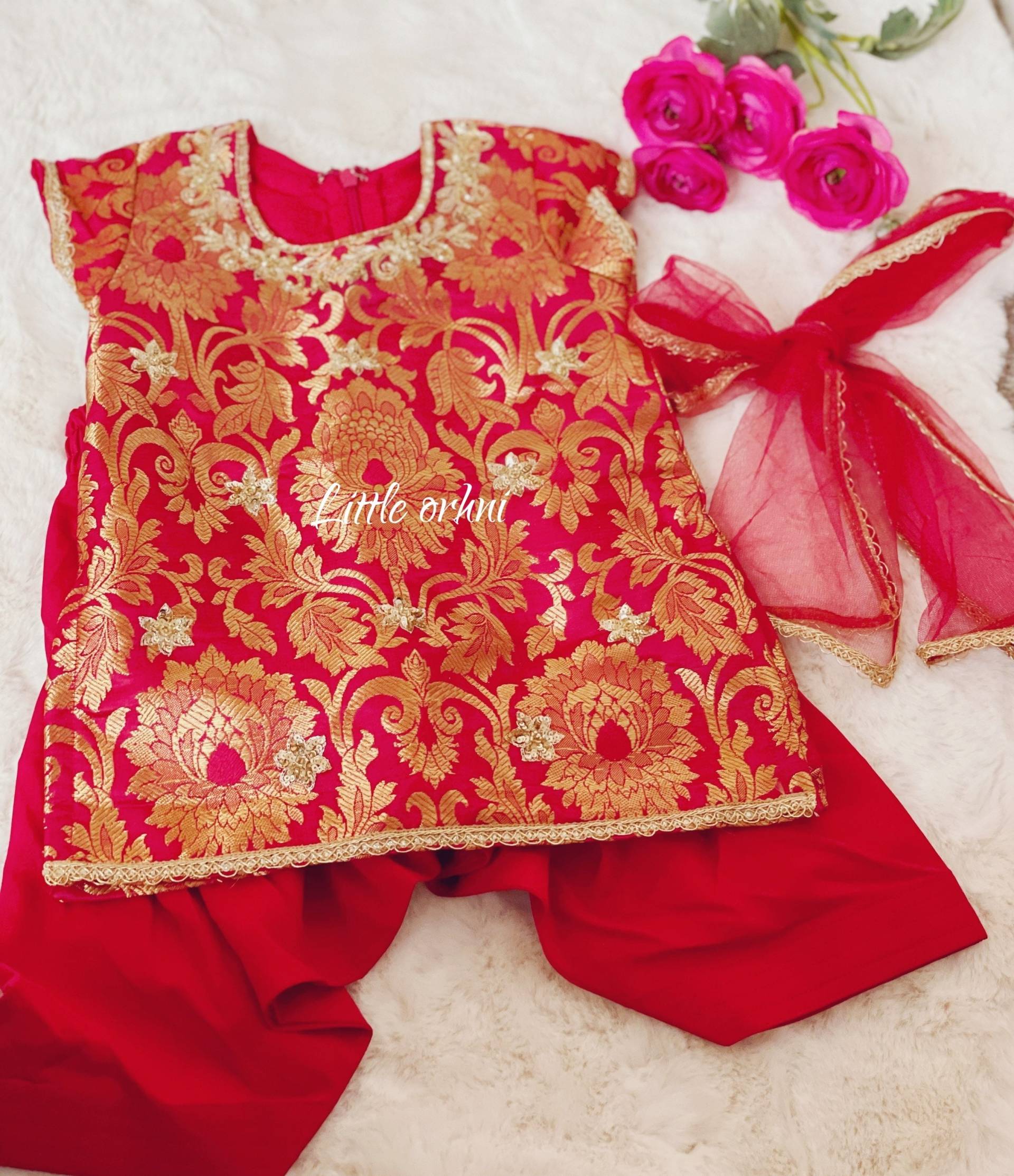 Roter Brokat Panjabi Anzug Roter Brokat Panjabi Anzug von LittleOrhni