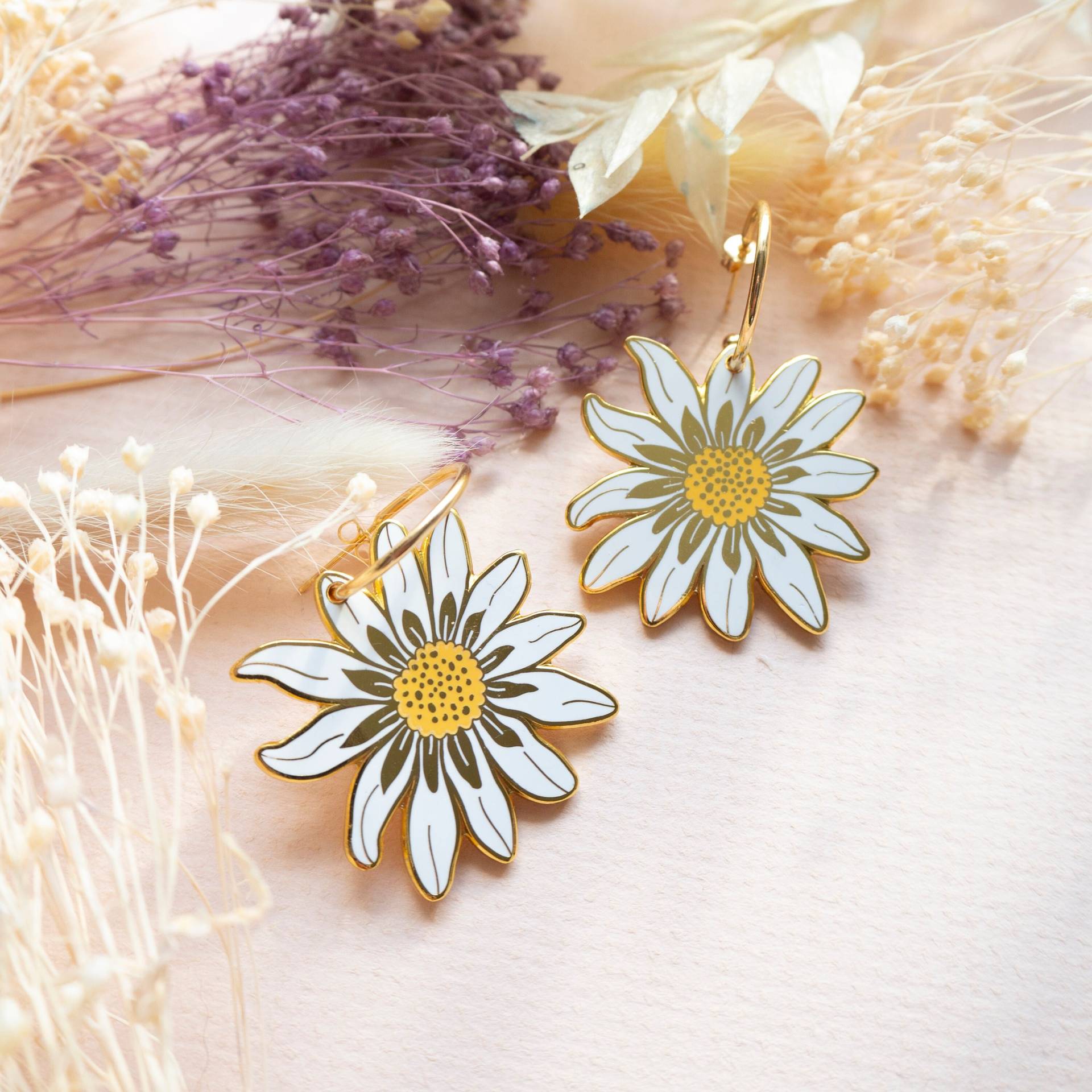 Gänseblümchen Hard Emaille Creolen | Blumen Ohrringe Gold Daisy Kleine Paisley Designs Gänseblümchen Hard Emaille Creolen | Blumen Ohrringe Gold Daisy Kleine Paisley Designs von LittlePaisleyDesigns