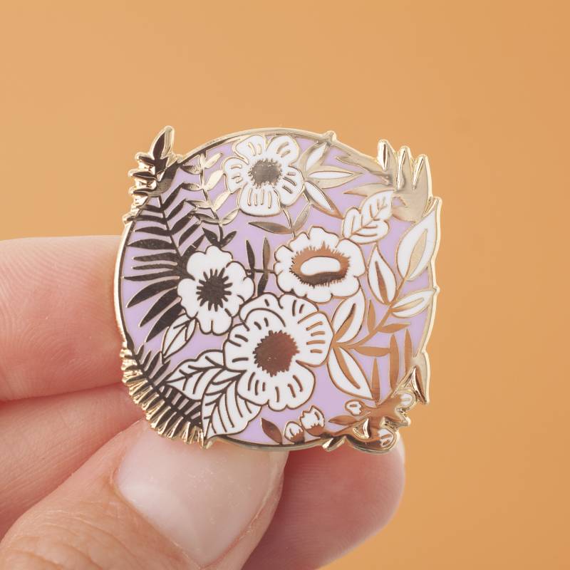 Flieder Blumenmuster Emaille Pin | Blume Hard Enamel Abzeichen Gold Anstecknadel Blumen Kleine Paisley Designs von LittlePaisleyDesigns