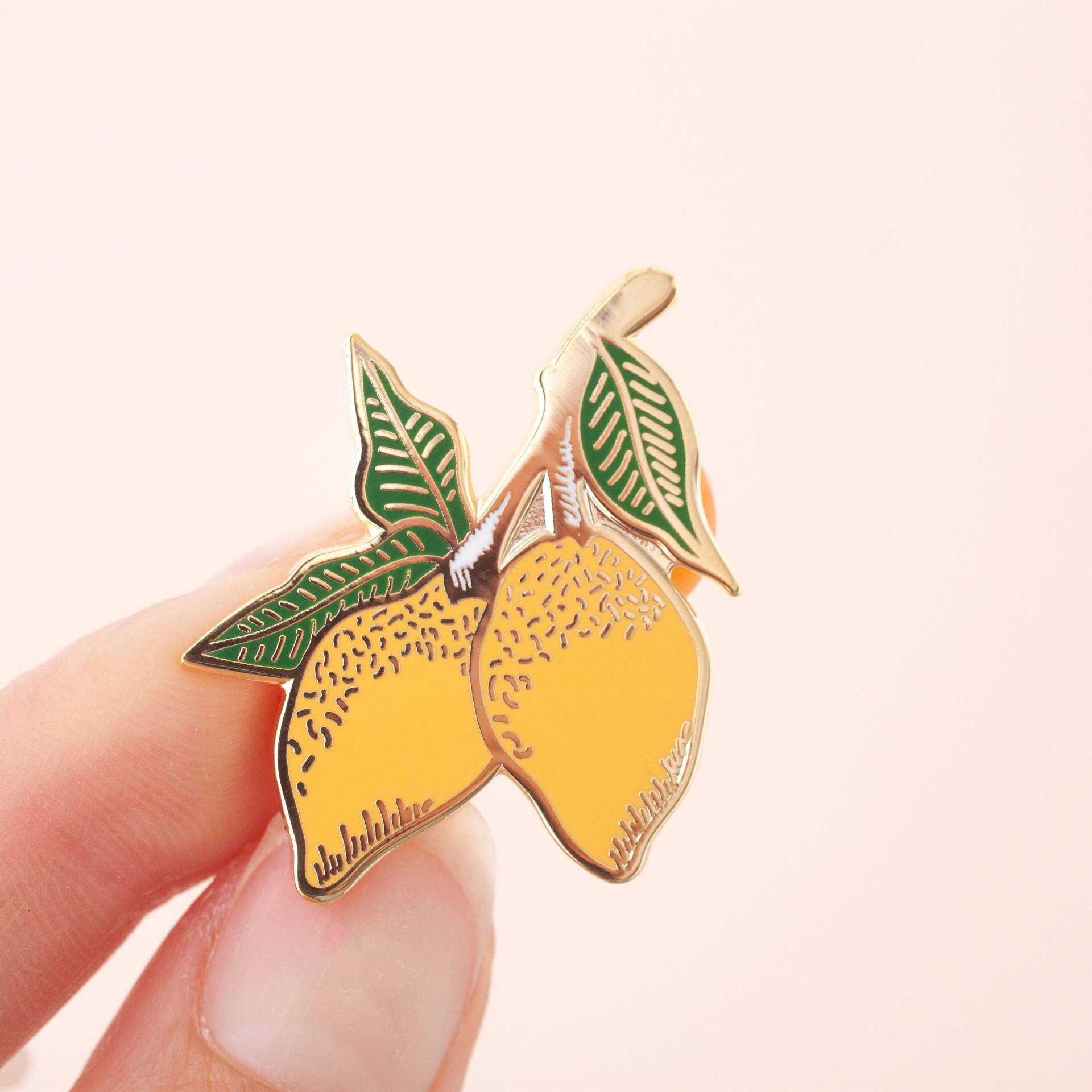 Zitronen Emaille Pin | Anstecknadel Hard Anstecker Zitrus Zitronenblatt Kleine Paisley Designs Zitronen Emaille Pin | Anstecknadel Hard Anstecker Zitrus Zitronenblatt Kleine Paisley Designs von LittlePaisleyDesigns