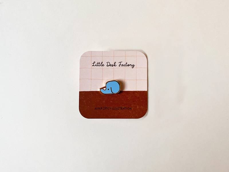 Kiefern-Schreibwaren Scotch Elephant Blue | Zubehör Gold Metall Brosche Muster Little Desk Factory Nina Spicy Illustration von LittlePandaFactory