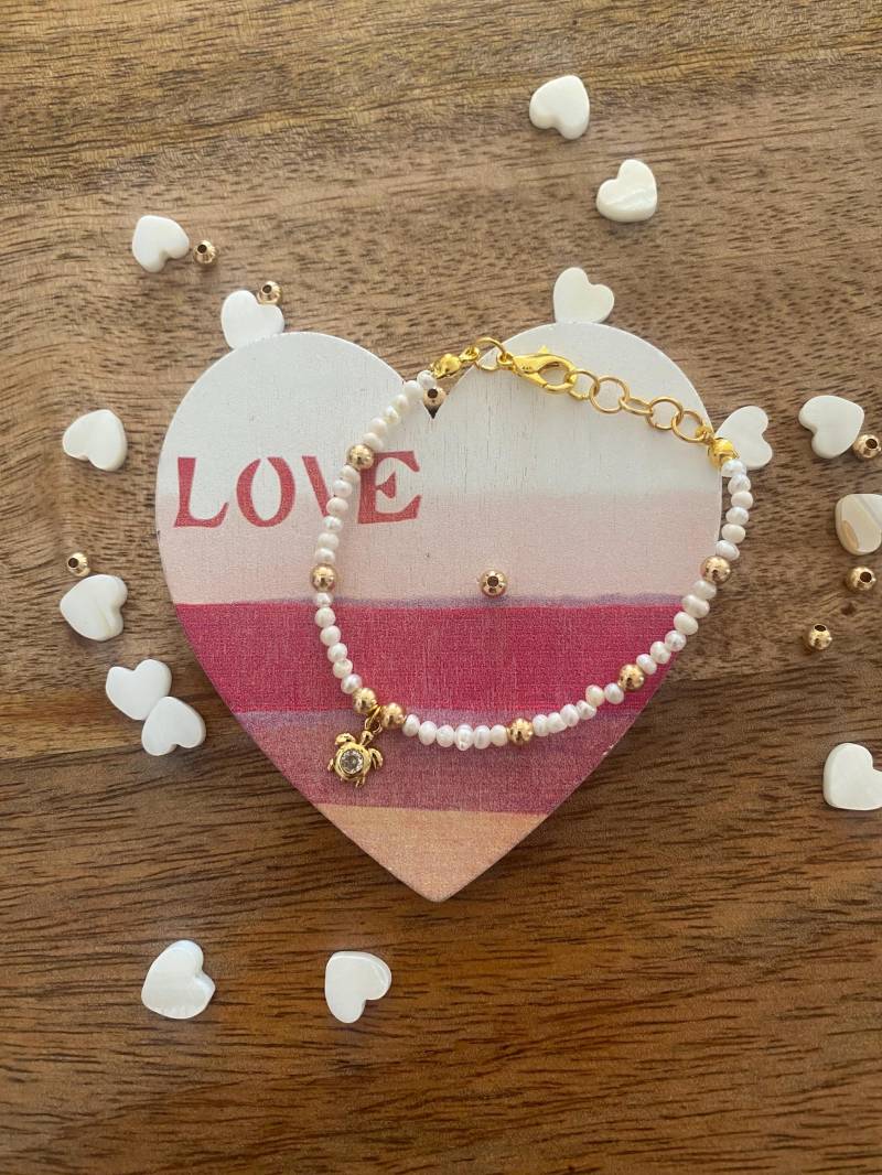 Perlenarmband Mit Goldener Schildkröte von LittlePearlsbyPia