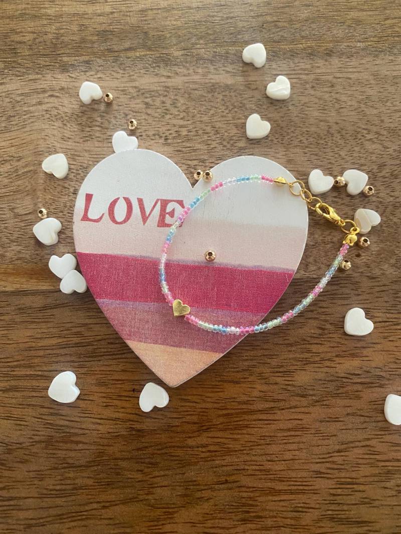 Süßes Armband Mit Bunten Perlen Und Herz-Charm Süßes Armband Mit Bunten Perlen Und Herz-Charm von LittlePearlsbyPia