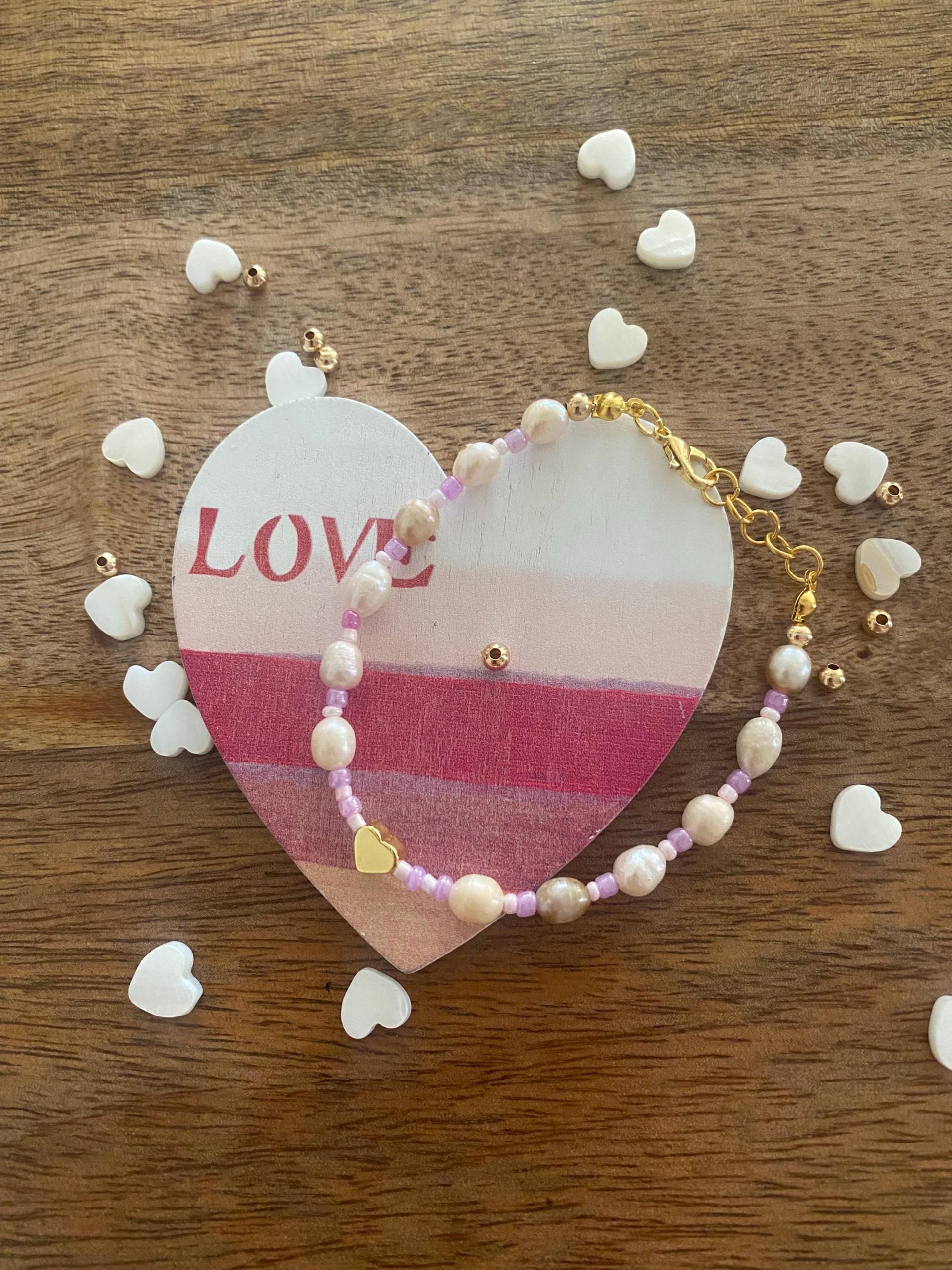 Süßes Armband Mit Süßwasserperlenund Herz-Charm von LittlePearlsbyPia