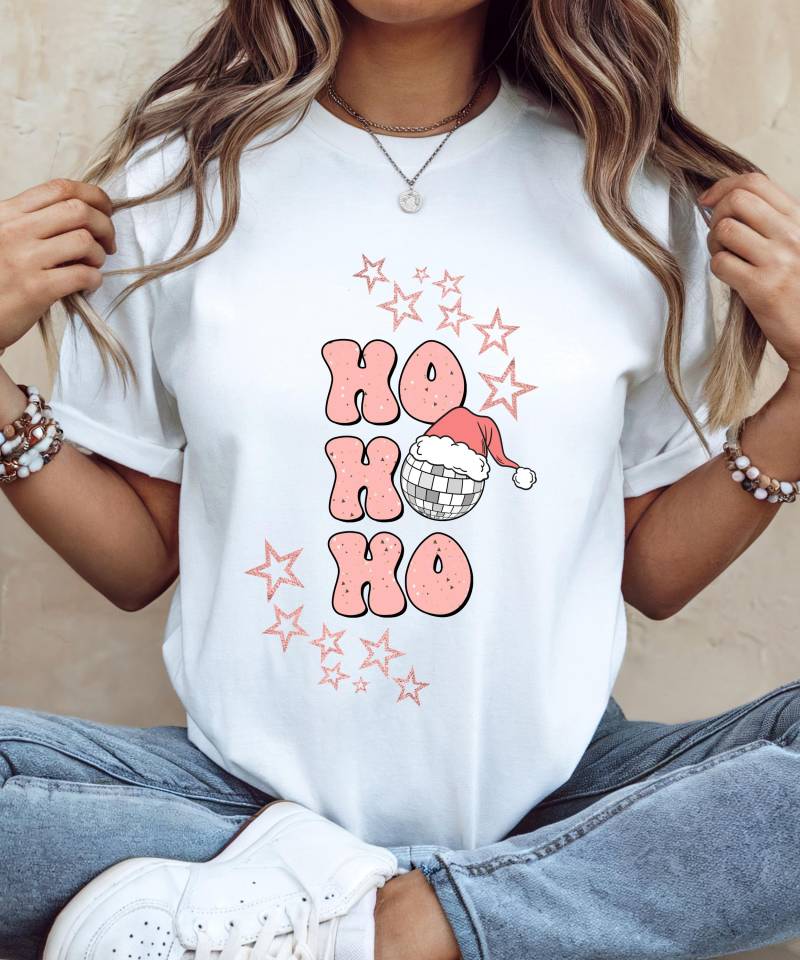 Lustiges Weihnachtsshirt in Pink, Weihnachtsgeschenk, Perfekt Für Frauen Und Mädchen, Weihnachtsmann Hohoho, Weihnachtsfeier, Girly Shirt von LittlePhiSamStudio