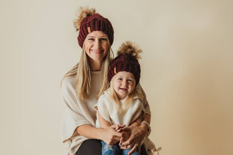 Passende Zopfmuster Mützen Mit Kunstfellbommel - Mommy & Me Hats von LittlePinkRibbons