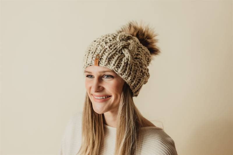 Geflochtene Mütze Mit Zopfmuster Handgefertigte Damenmütze Kunstfellbommel von LittlePinkRibbons