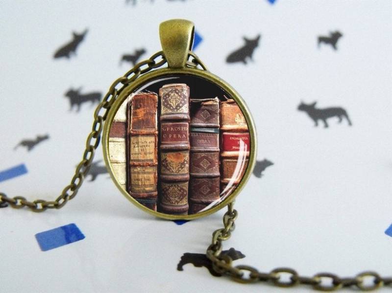Alte Bücher - Runde Anhänger Halskette Glas Cabochon Buch Juwel Vintage Bücherwurm Leidenschaft Lesen Original-Geschenk Alte Bücher - Runde Anhänger Halskette Glas Cabochon Buch Juwel Vintage Bücherwurm Leidenschaft Lesen Original-Geschenk von LittlePopBoutique