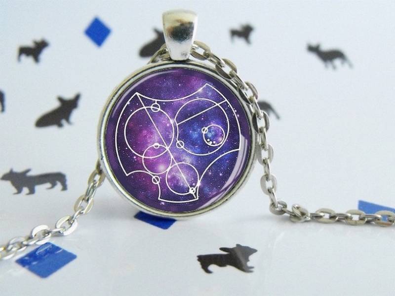 Ich Liebe Dich Auf Galliifreyan - Halskette Mit Rundem Anhänger Dr. Who Glascabochal Etsy-Geek-Geschenk Schmuckgeschenk Galaxie Romantisch von LittlePopBoutique