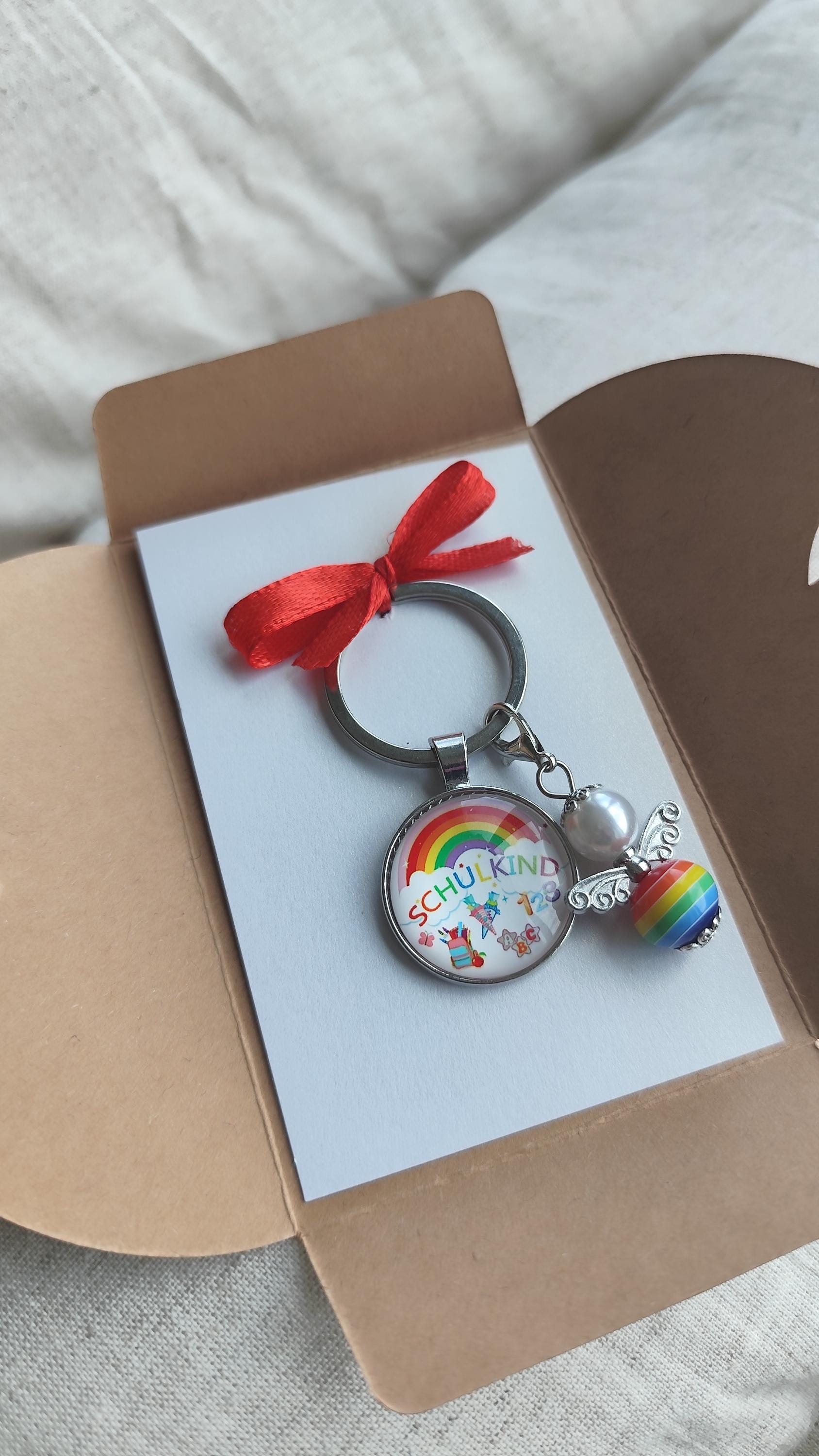 Schlüsselanhänger Schulkind Einschulung Geschenk | Schutzengel Mit Regenbogen Glücksbringer Zur Schulstart Schlüsselanhänger Schulkind Einschulung Geschenk | Schutzengel Mit Regenbogen Glücksbringer Zur Schulstart von LittlePresentDE
