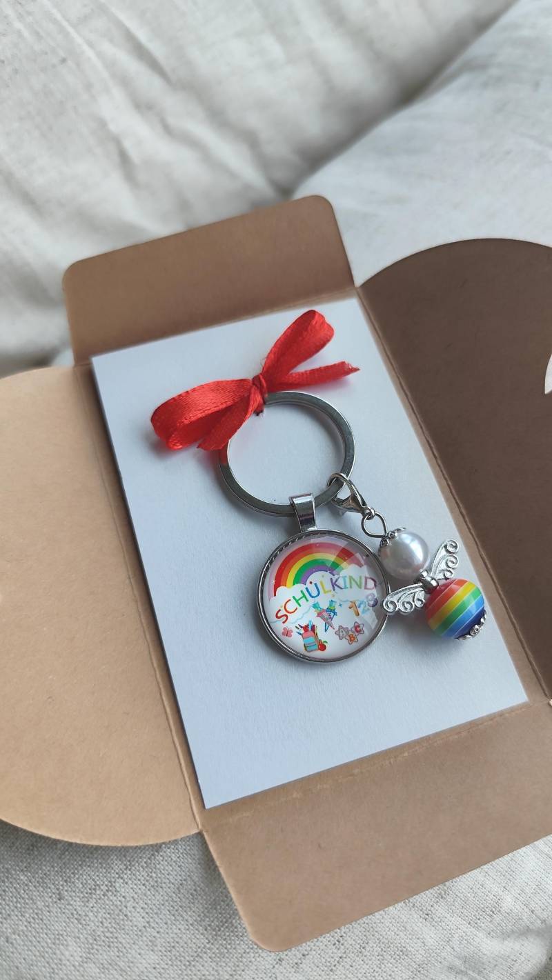 Schlüsselanhänger Schulkind Einschulung Geschenk | Schutzengel Mit Regenbogen Glücksbringer Zur Schulstart Schlüsselanhänger Schulkind Einschulung Geschenk | Schutzengel Mit Regenbogen Glücksbringer Zur Schulstart von LittlePresentDE