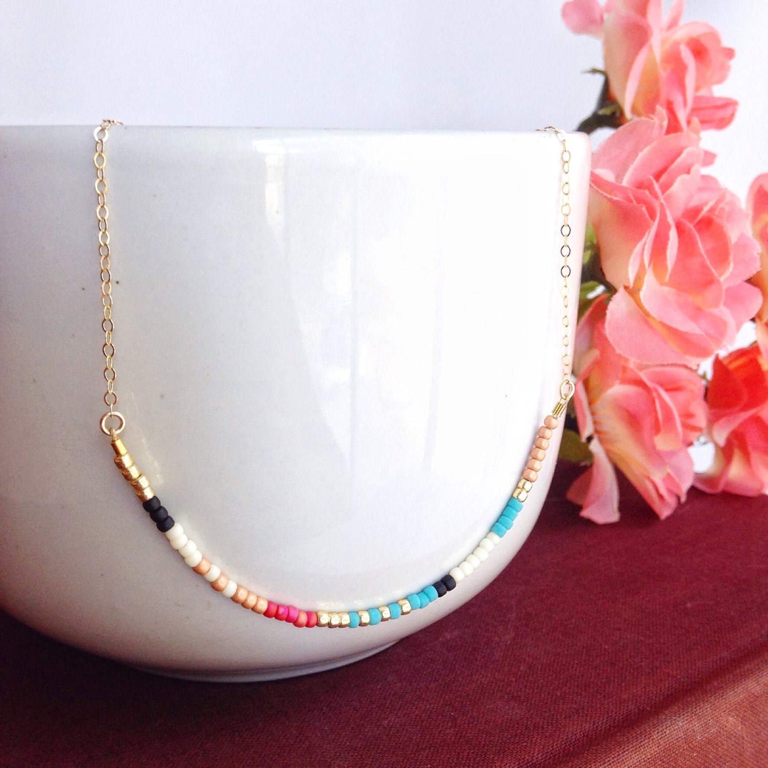Bunte Perlen-Kette Gold-Gefüllte Boho Layering Halskette von LittleRabbitJewelry
