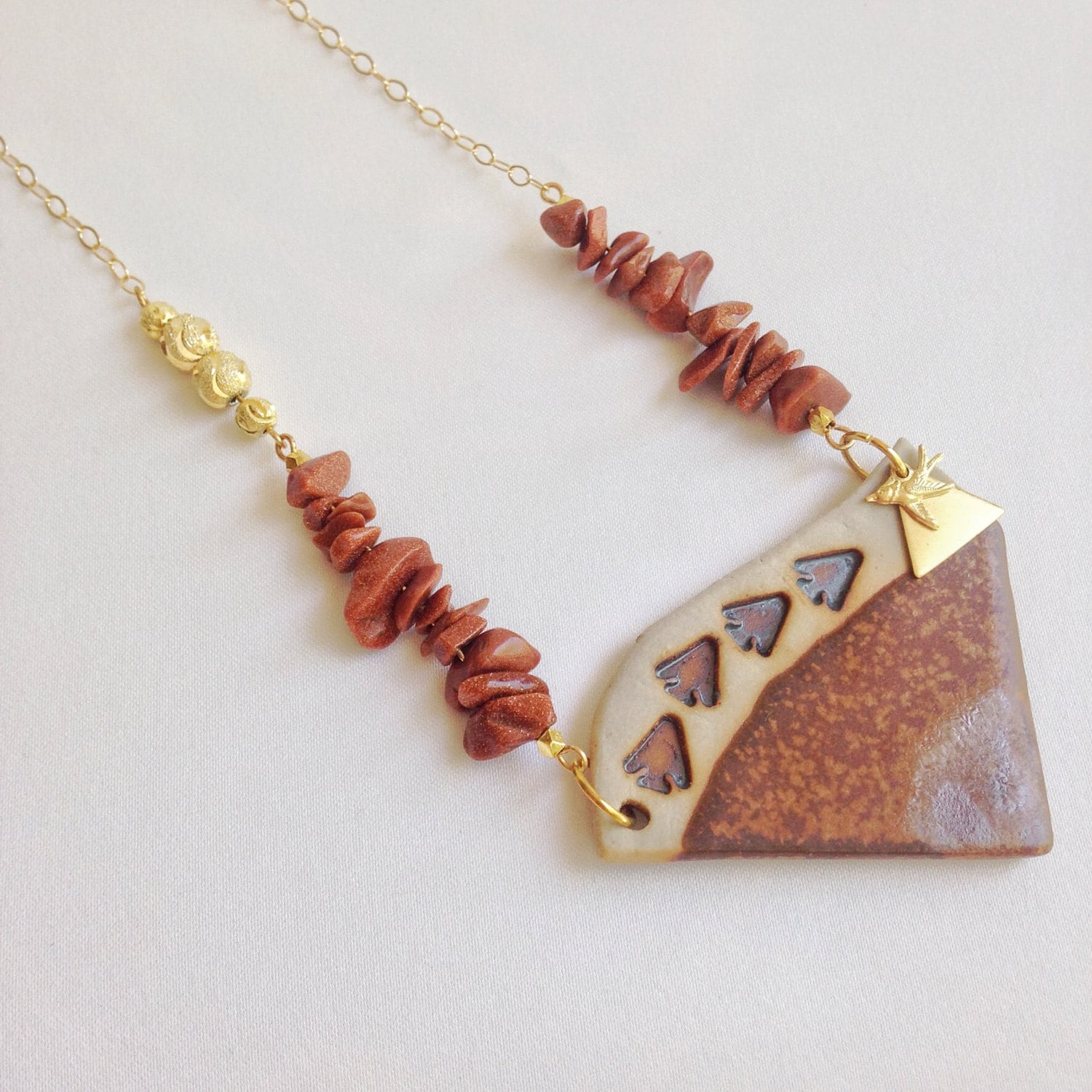 Handgefertigte Keramik Pfeilspitze Halskette Goldstone & Gold Kette von LittleRabbitJewelry