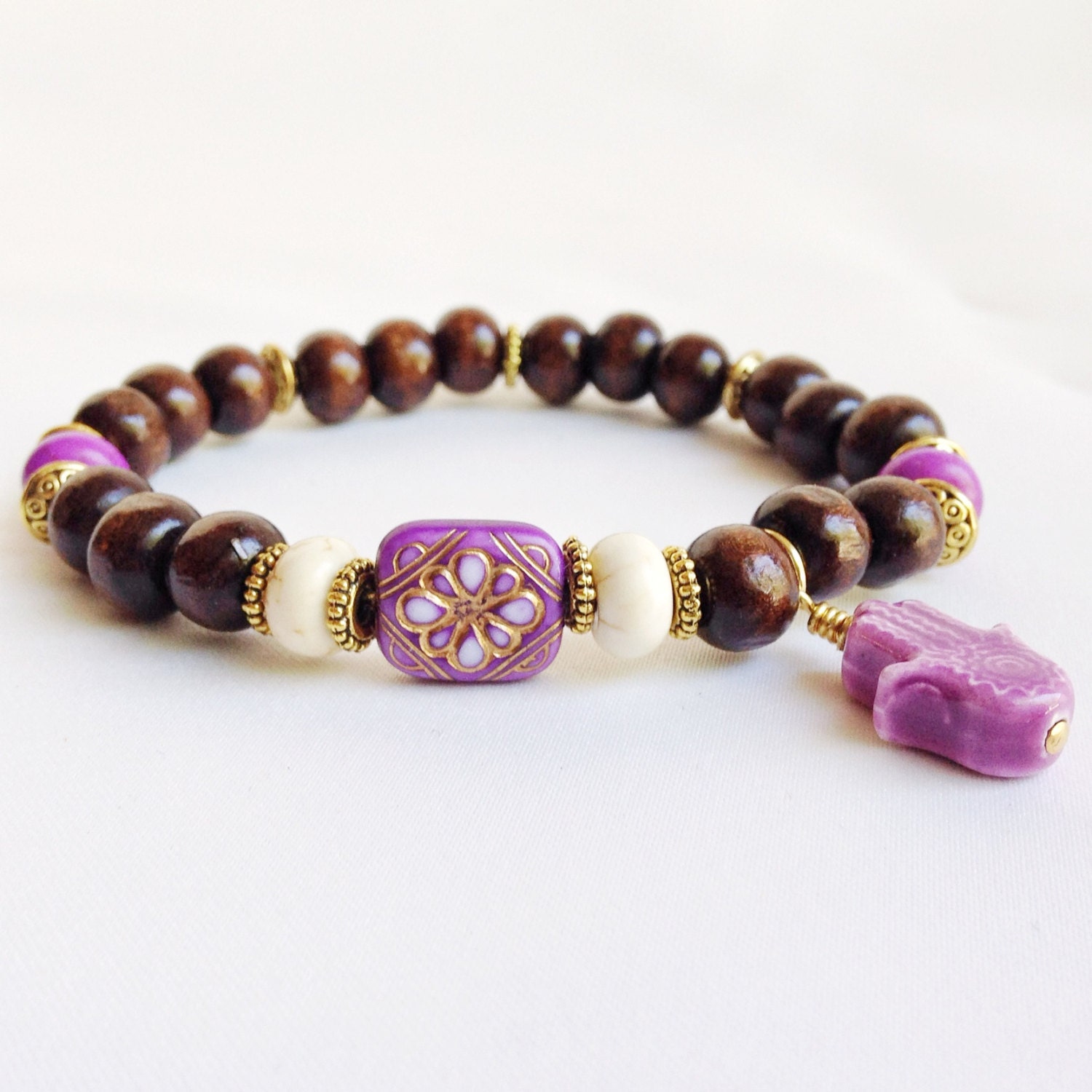 Lila Hamsa Hand Armband Holzperlen Boho Stacking Schmuck von LittleRabbitJewelry