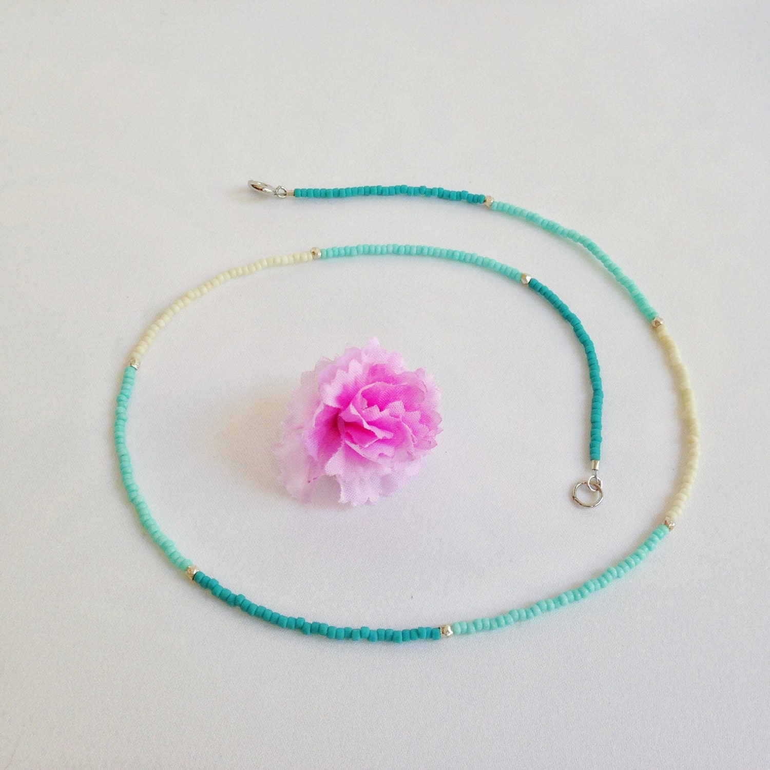 Ombre Perlenkette Türkis, Aqua & Weiße Boho Layering Kette von LittleRabbitJewelry